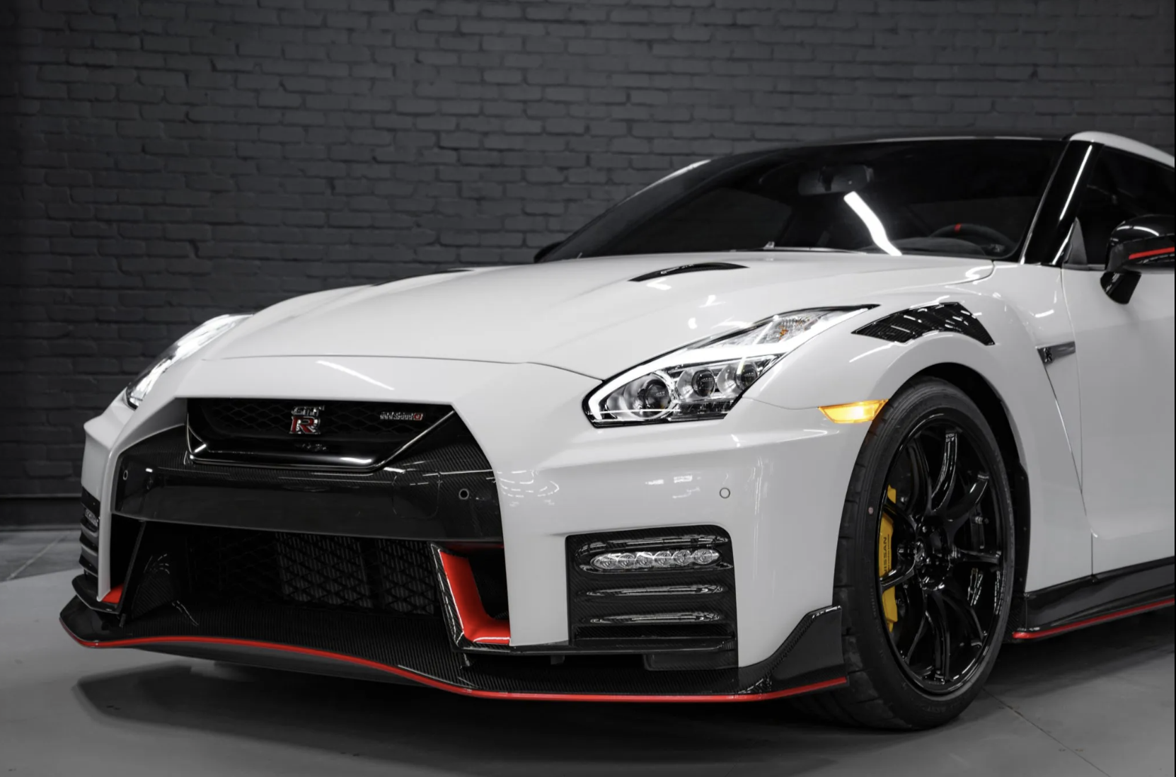 General 1662x1098 Nissan Nissan GT-R Nissan GT-R NISMO car frontal view headlights reflection vehicle white cars