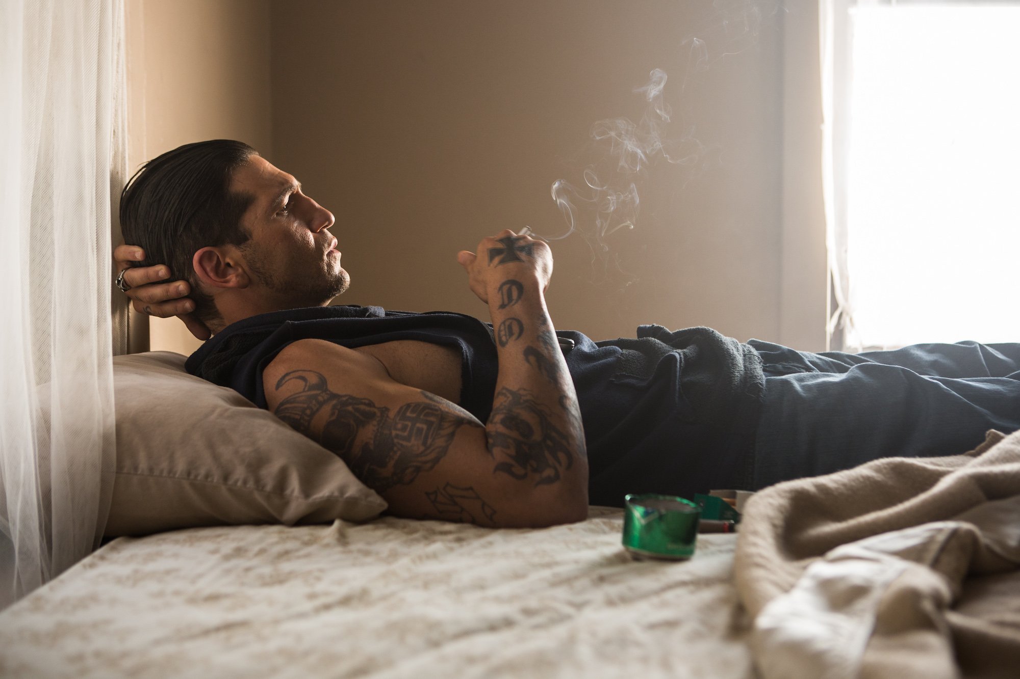 People 2000x1333 Shot Caller Jon Bernthal men smoking tattoo men indoors