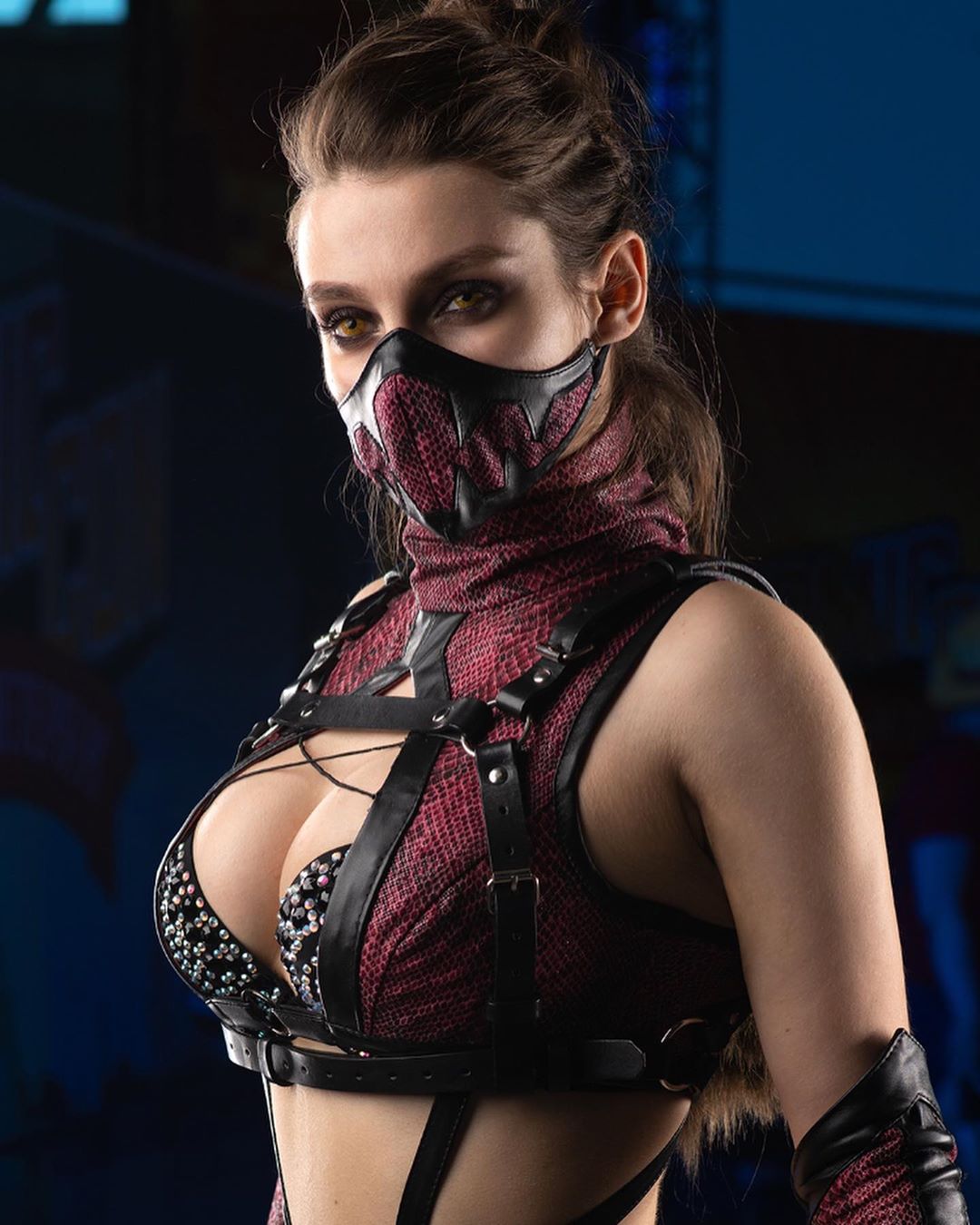 People 1080x1350 Tanya Korobova cosplay Mortal Kombat lace top women Mileena (Mortal Kombat) mask
