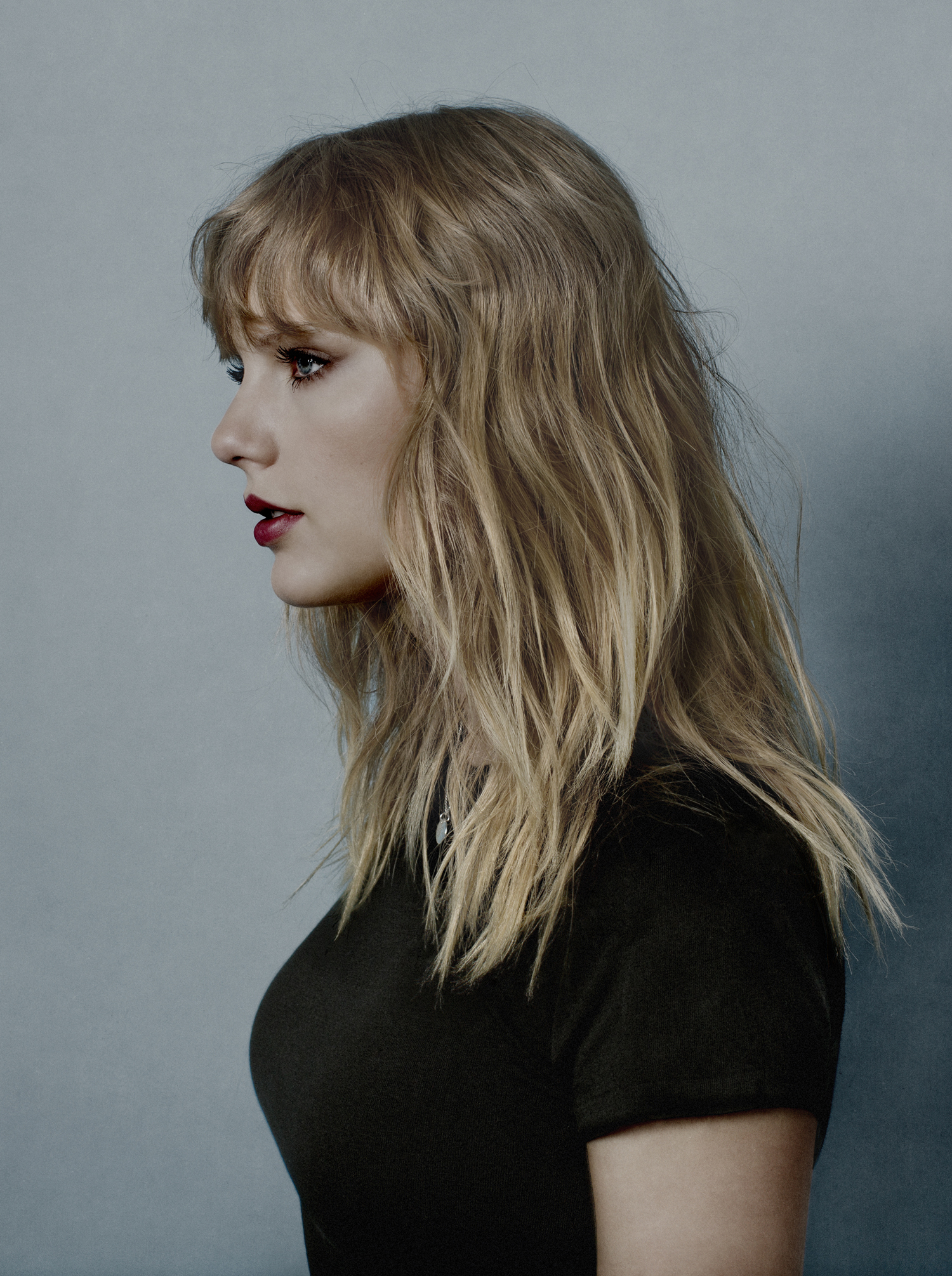People 1500x2011 Taylor Swift women blonde singer blue eyes black top simple background profile lipstick