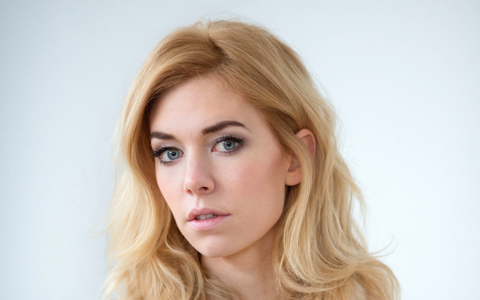 People 2000x1250 blonde women model actress celebrity Vanessa Kirby simple background closeup looking at viewer long hair white background teeth parted lips blue eyes wavy hair