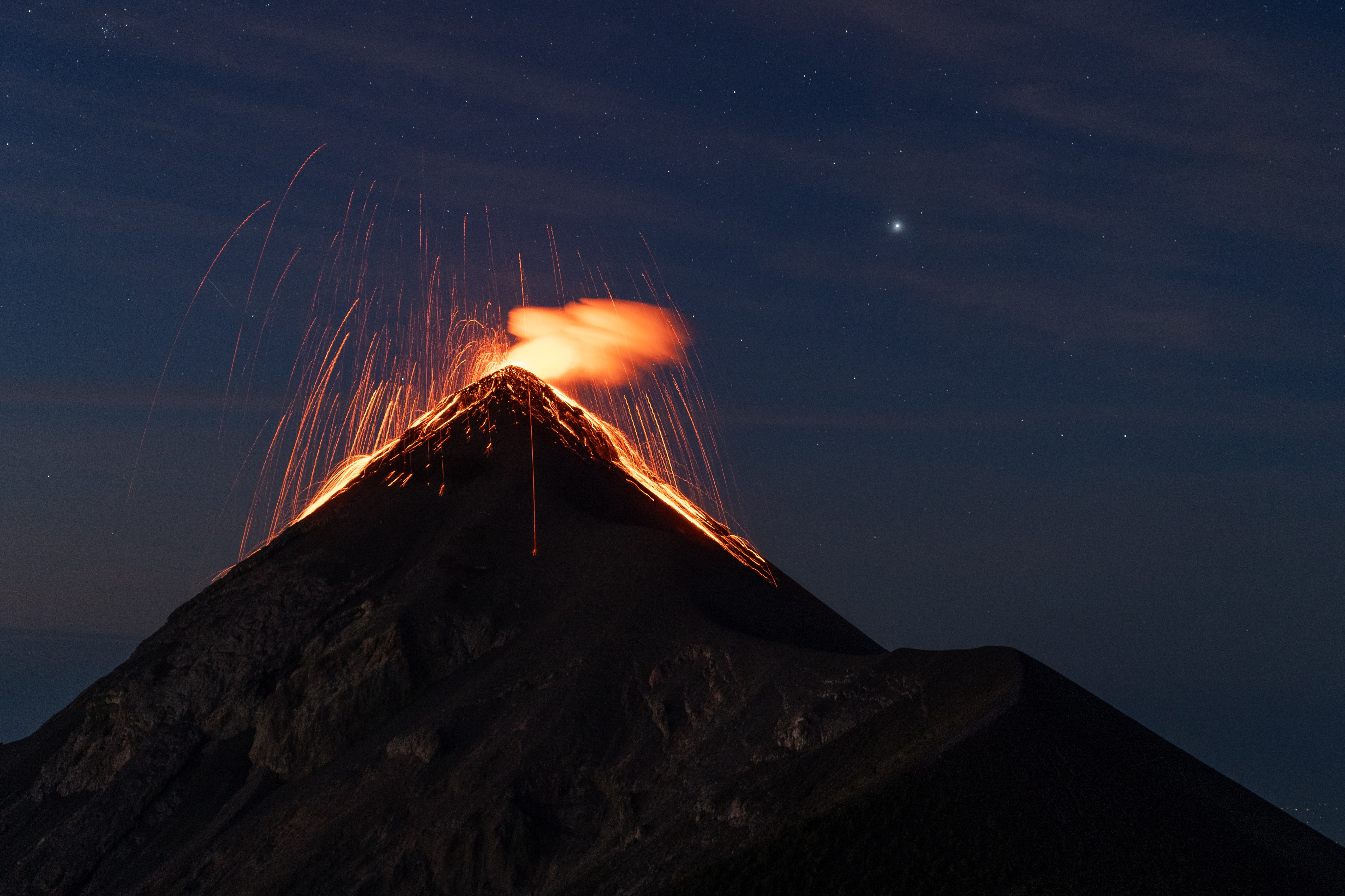 General 5155x3437 nature landscape volcano lava eruption night long exposure stars Paweł Wielądek Guatemala sky clouds