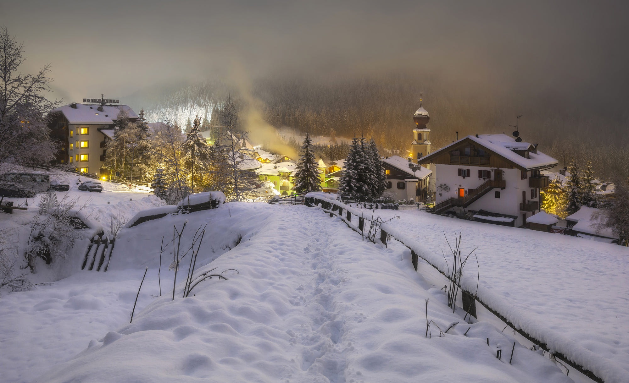 General 2000x1219 winter cold Italy evening snow lights