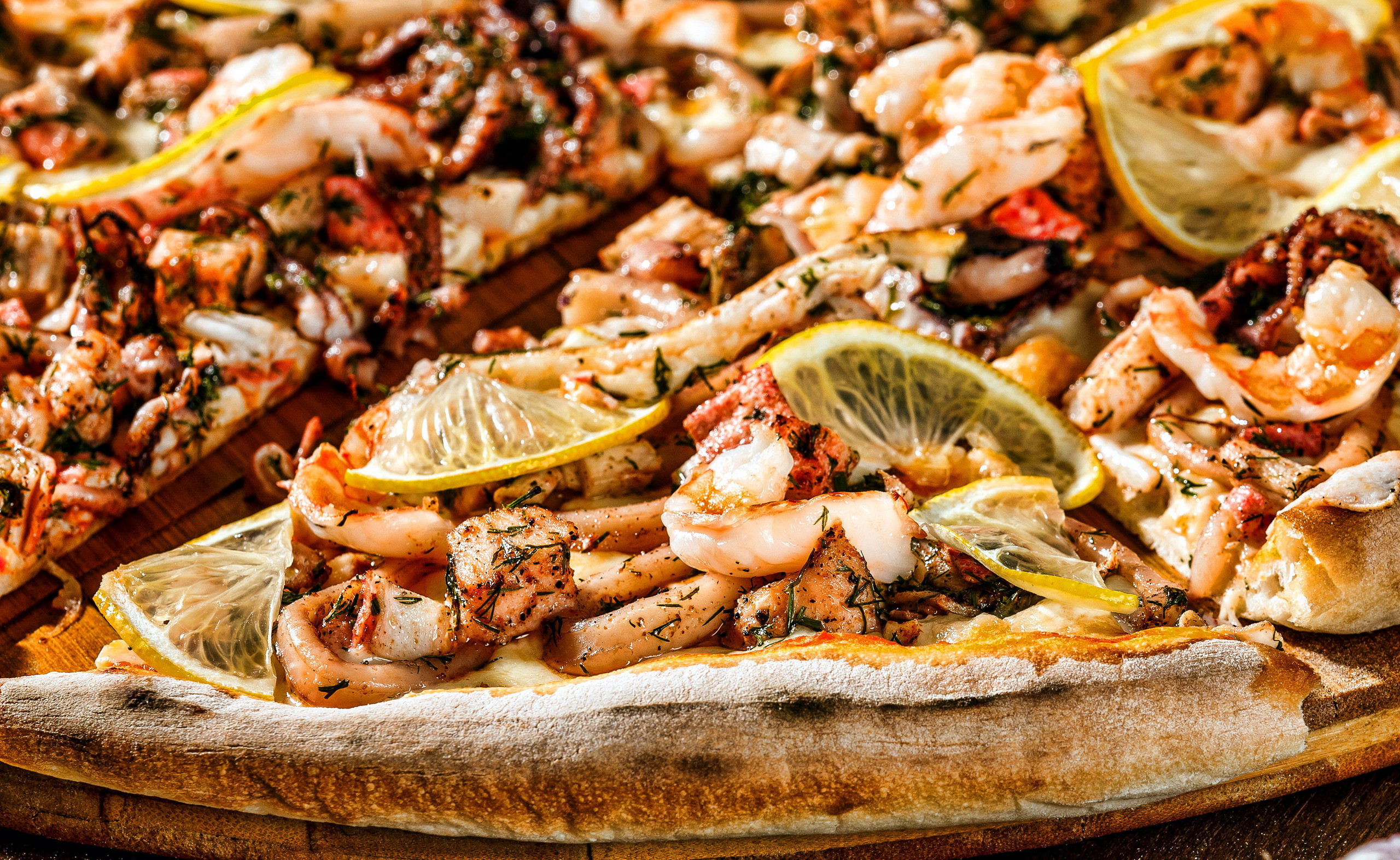 General 2560x1574 food pizza cheese seafood lemons