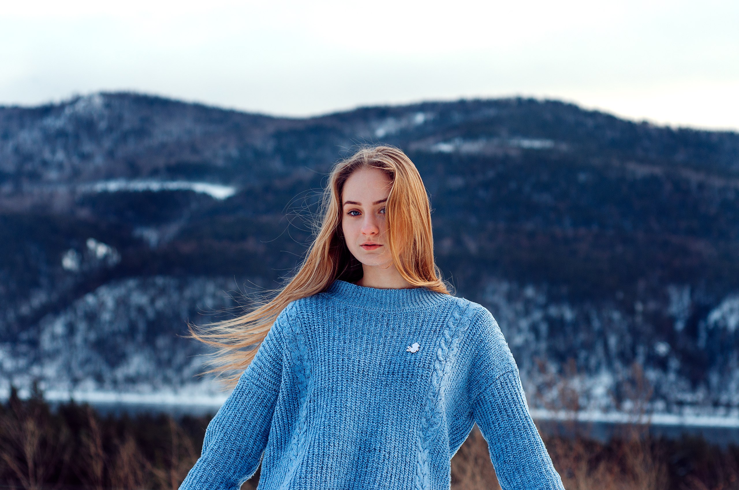 People 2560x1700 women blonde model looking at viewer sweater mountains snow depth of field women outdoors portrait blue sweater blue eyes