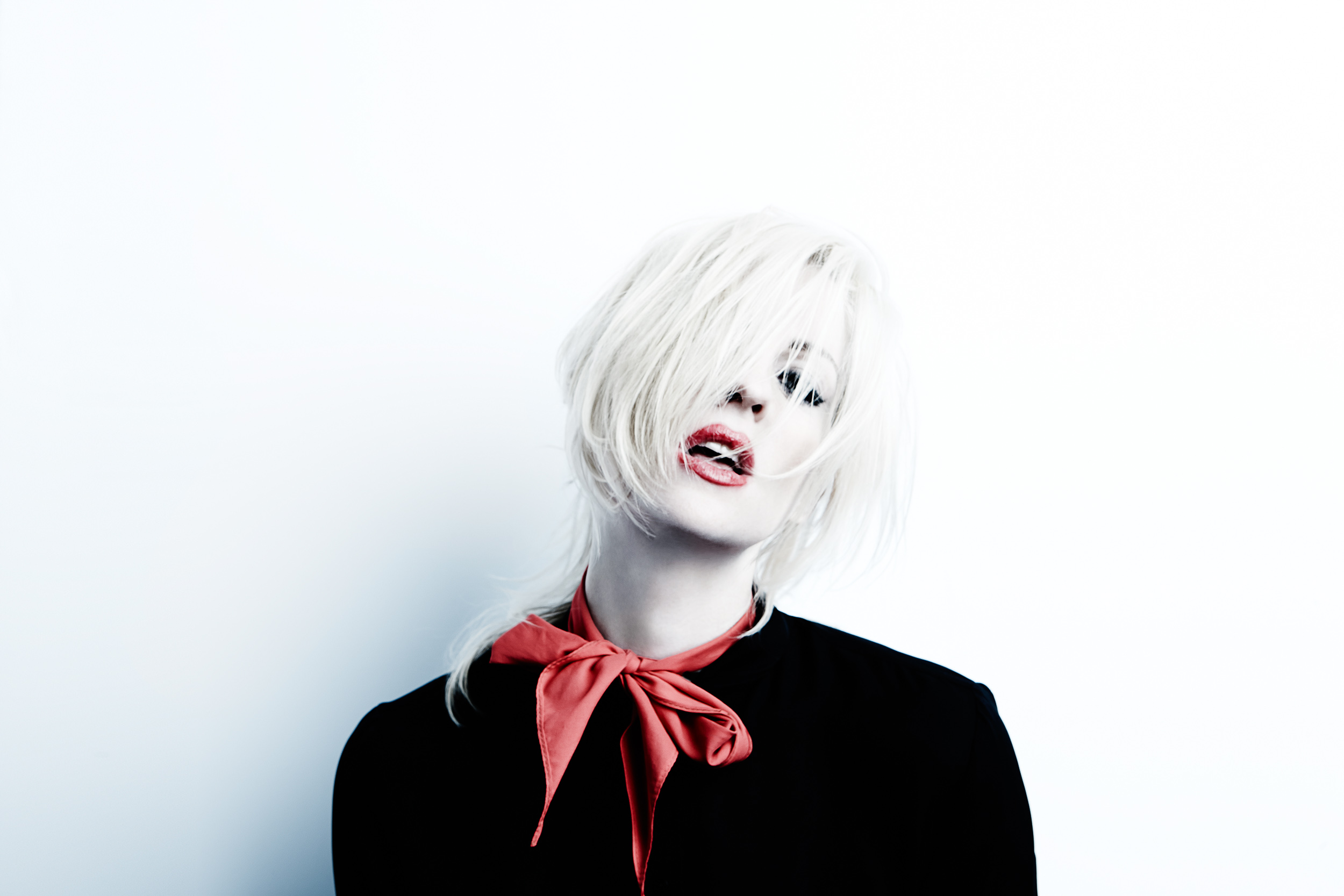 People 2500x1667 Brody Dalle musician blonde women simple background