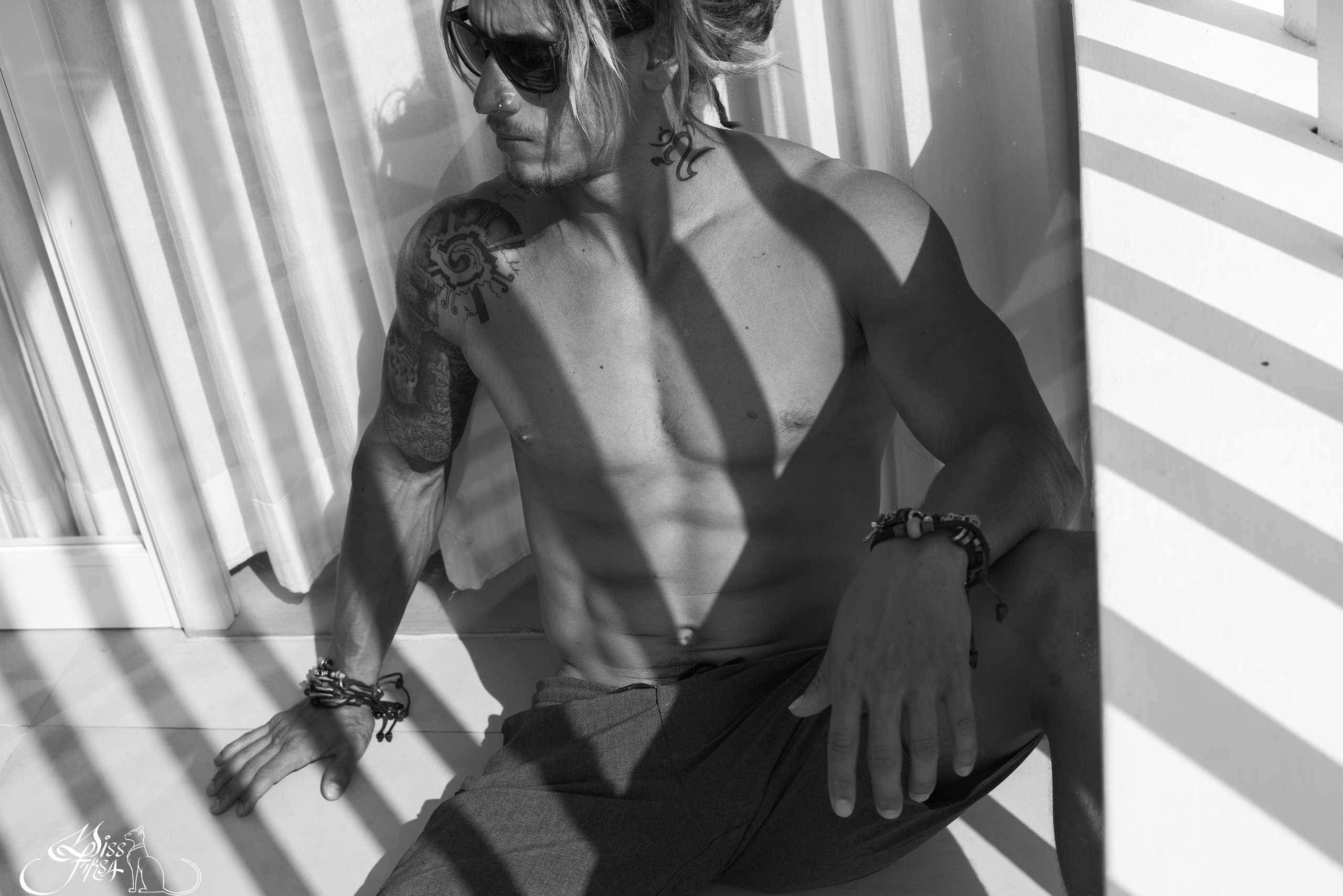 People 2560x1707 men model sunglasses abs monochrome tattoo