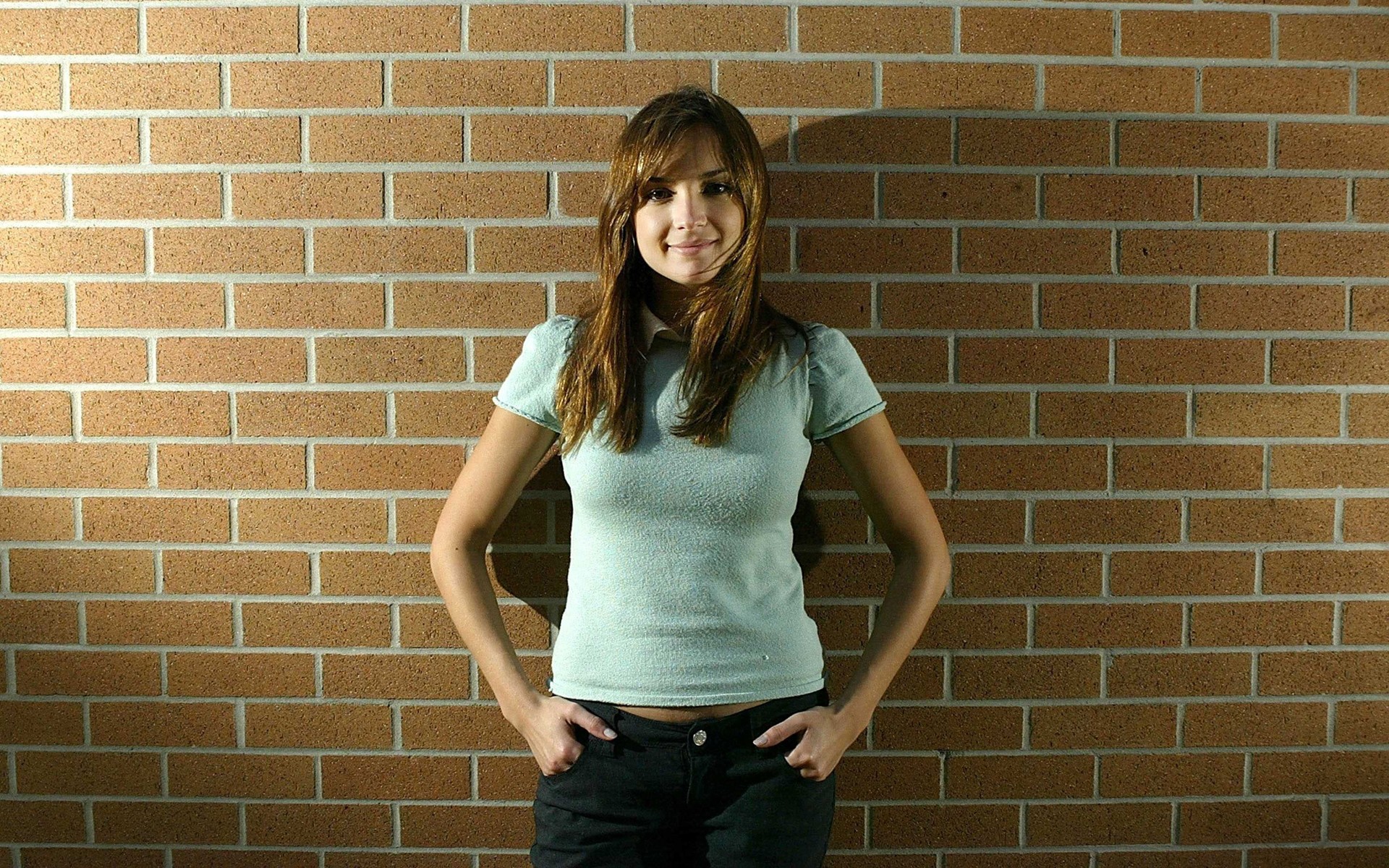 People 1920x1200 women smiling long hair wall hands in pockets looking at viewer Rachael Leigh Cook actress American women T-shirt