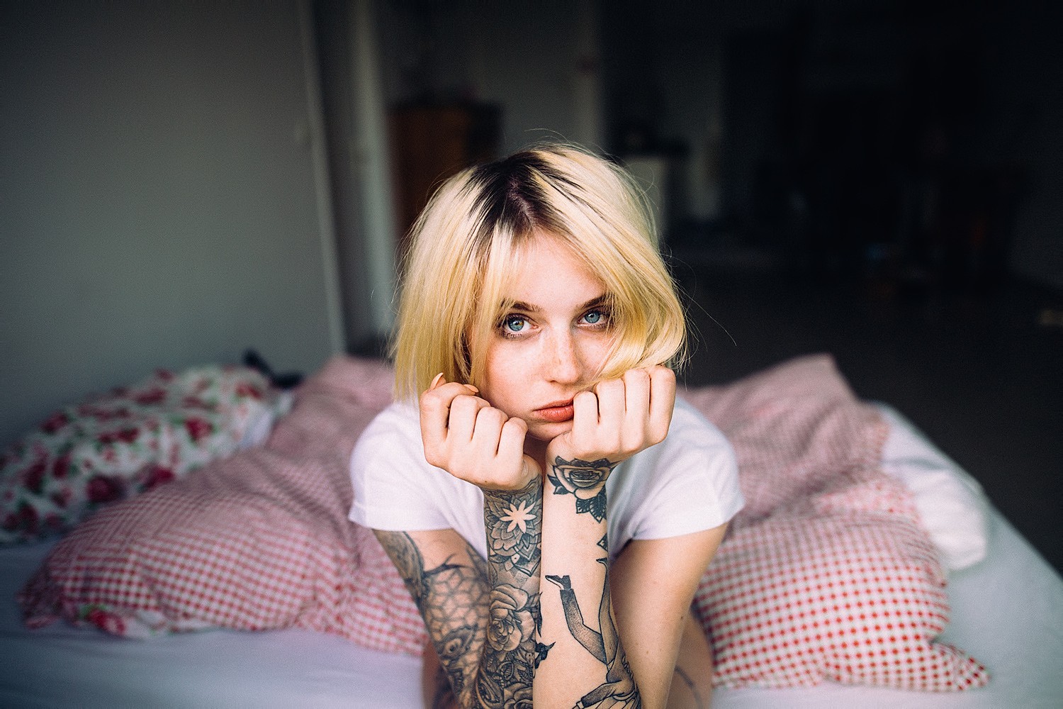 People 1500x1000 women blonde in bed tattoo face portrait looking at viewer model T-shirt women indoors indoors inked girls dyed hair bed sitting