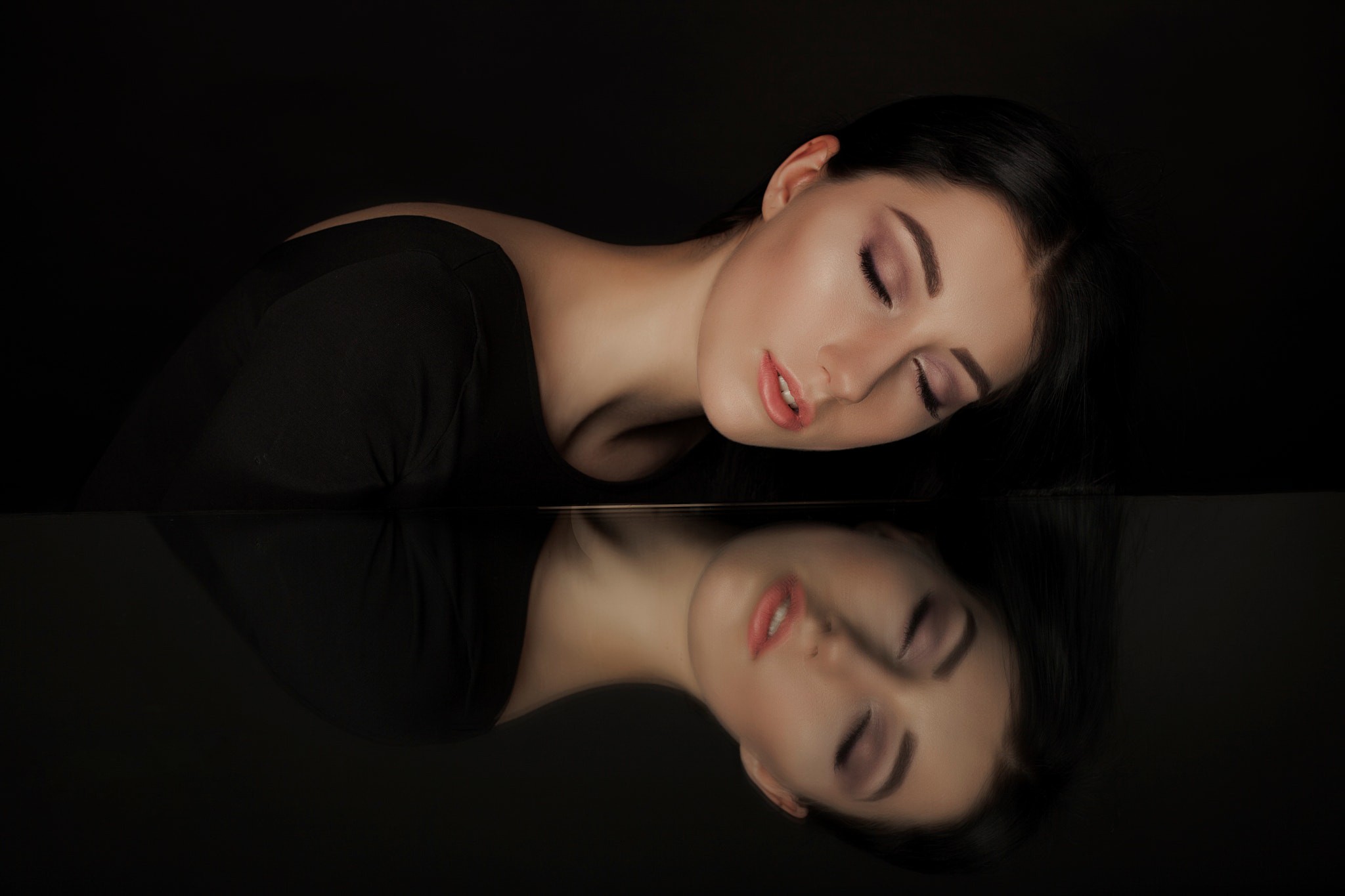 People 2048x1365 women face closed eyes reflection black background
