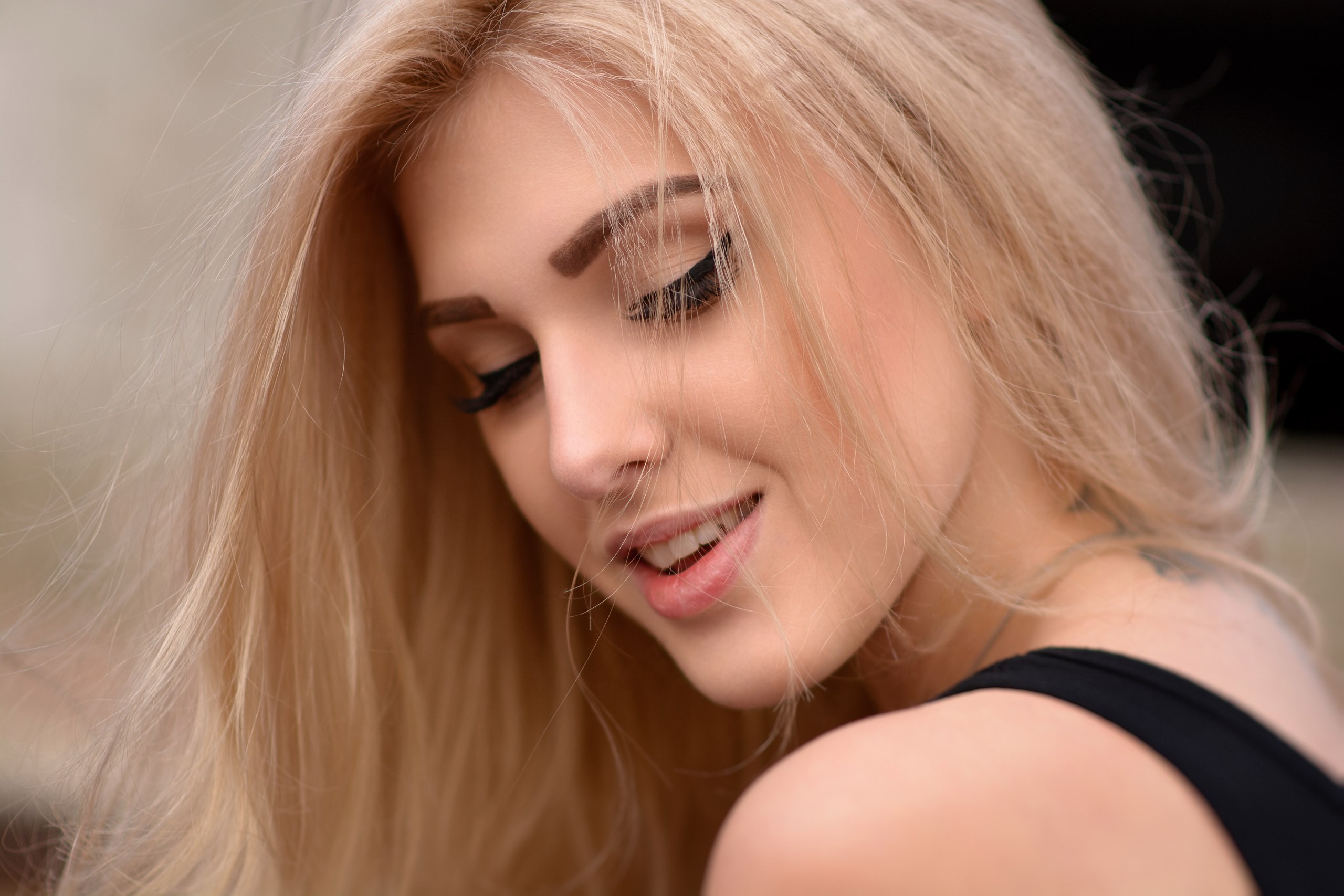 People 2560x1707 Olia Gedz  women blonde face portrait smiling eyeliner closeup