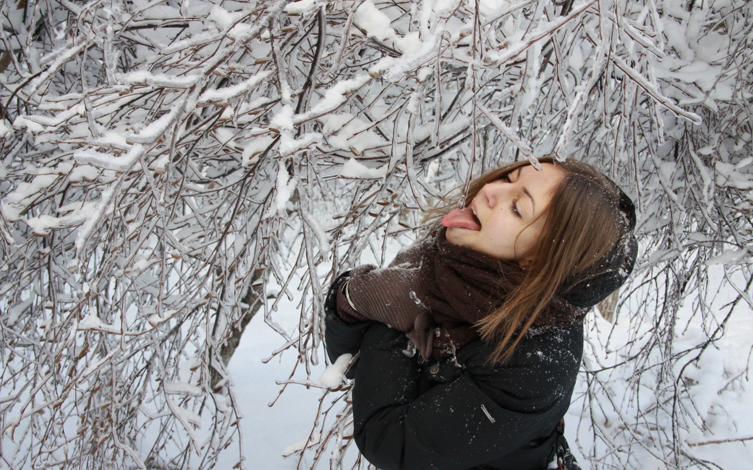 People 2560x1600 women snow winter brunette pierced nose mittens tongues black jackets tongue out cold outdoors open mouth scarf model trees branch women outdoors