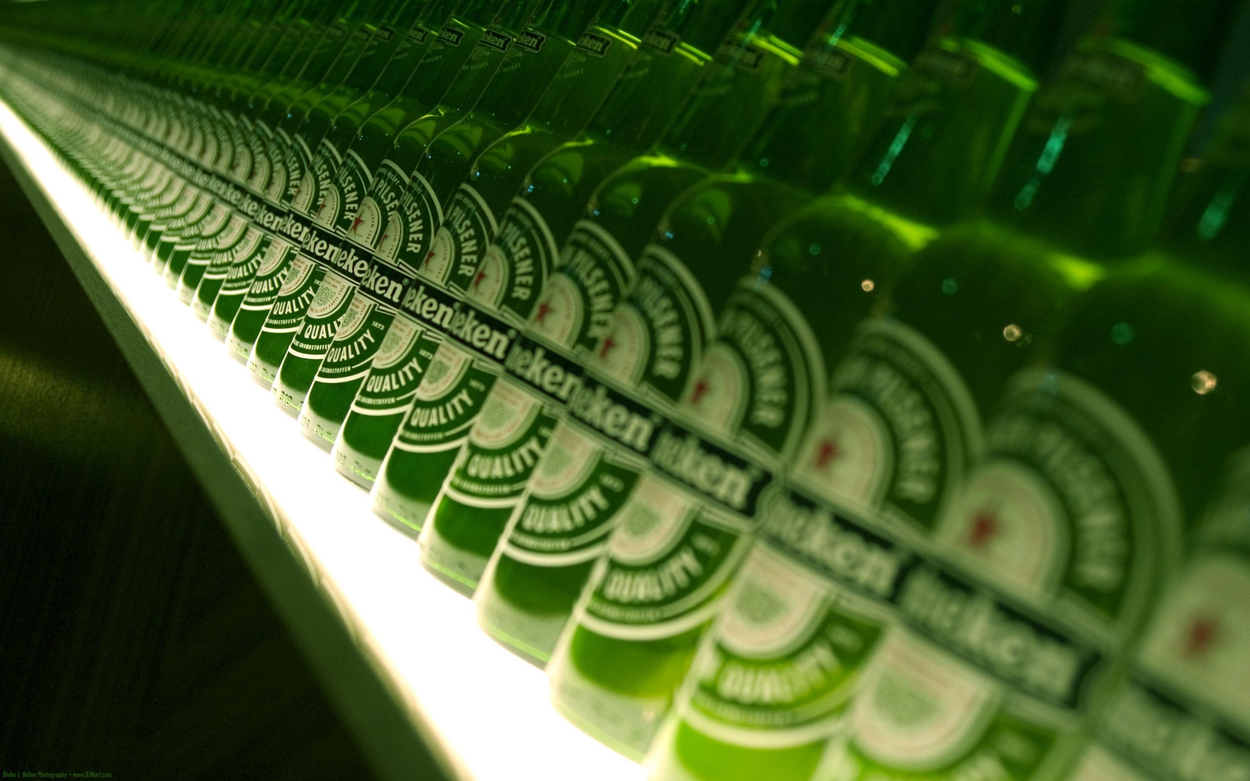 General 2560x1600 Heineken beer bottles in-line green beverages alcohol advertisements