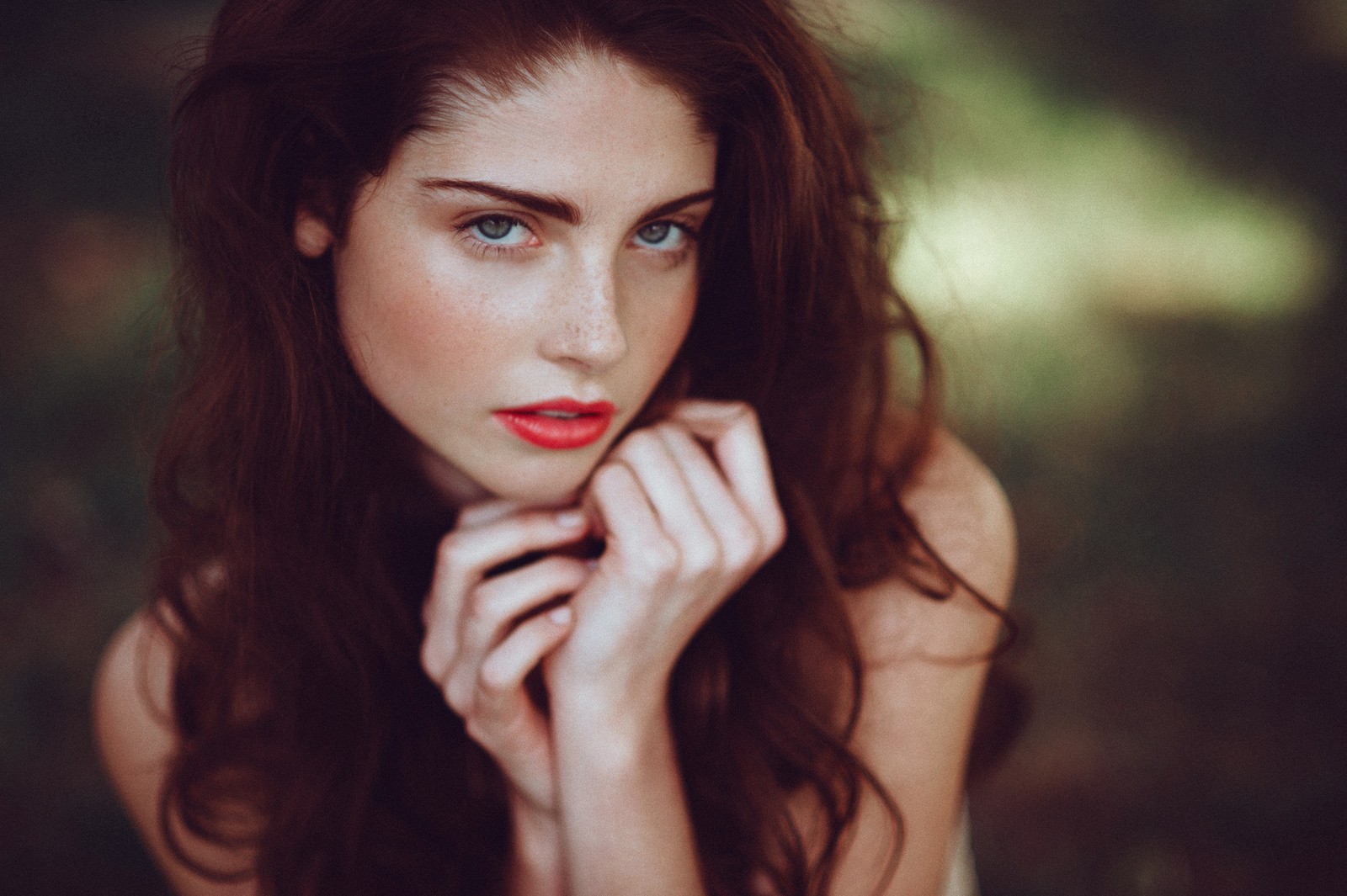 People 1600x1065 women model portrait looking at viewer red lipstick eyeliner redhead freckles fiery eyes women outdoors face closeup lipstick hands dyed hair long hair