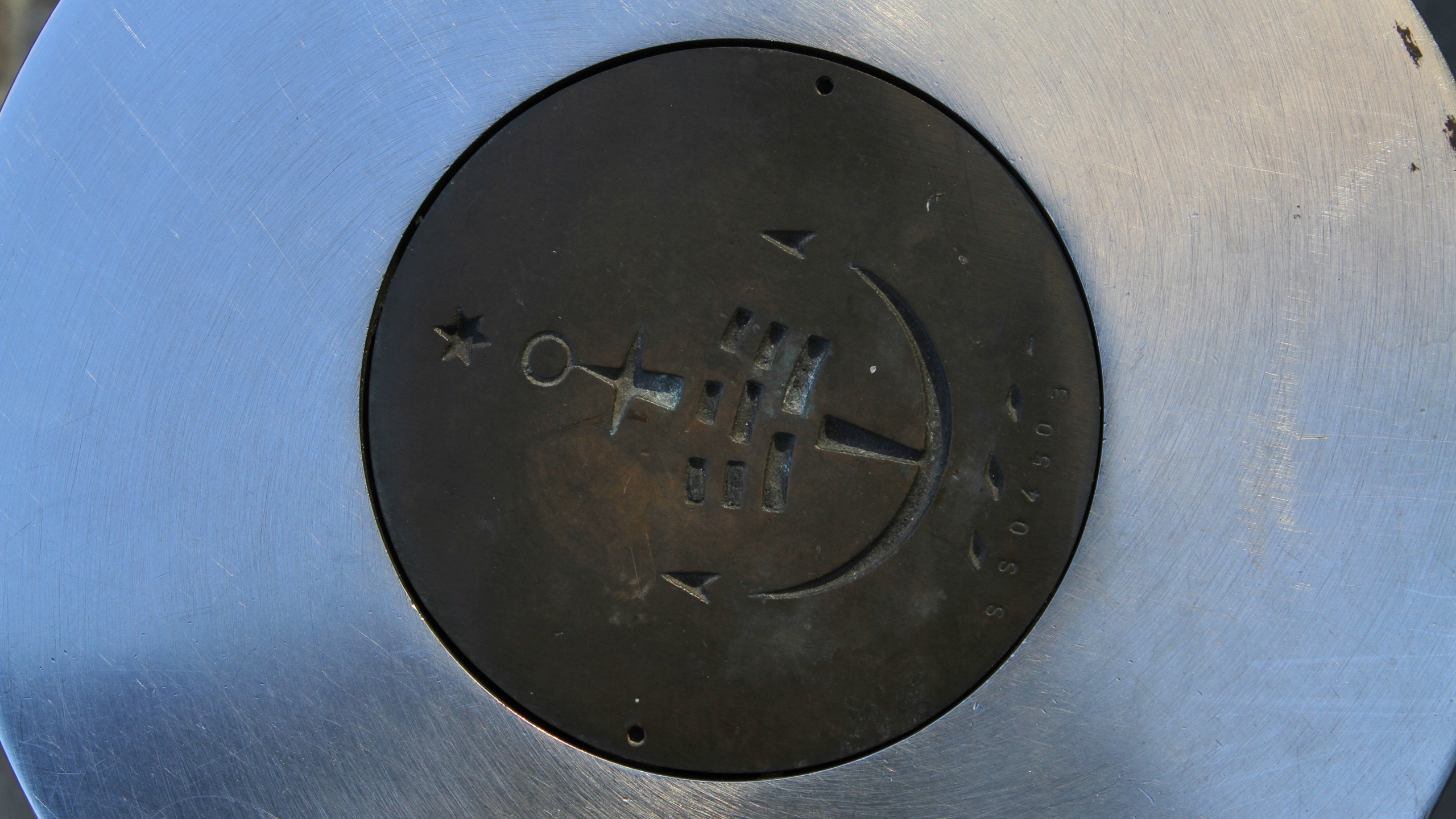 General 2560x1440 anchors plates metal closeup