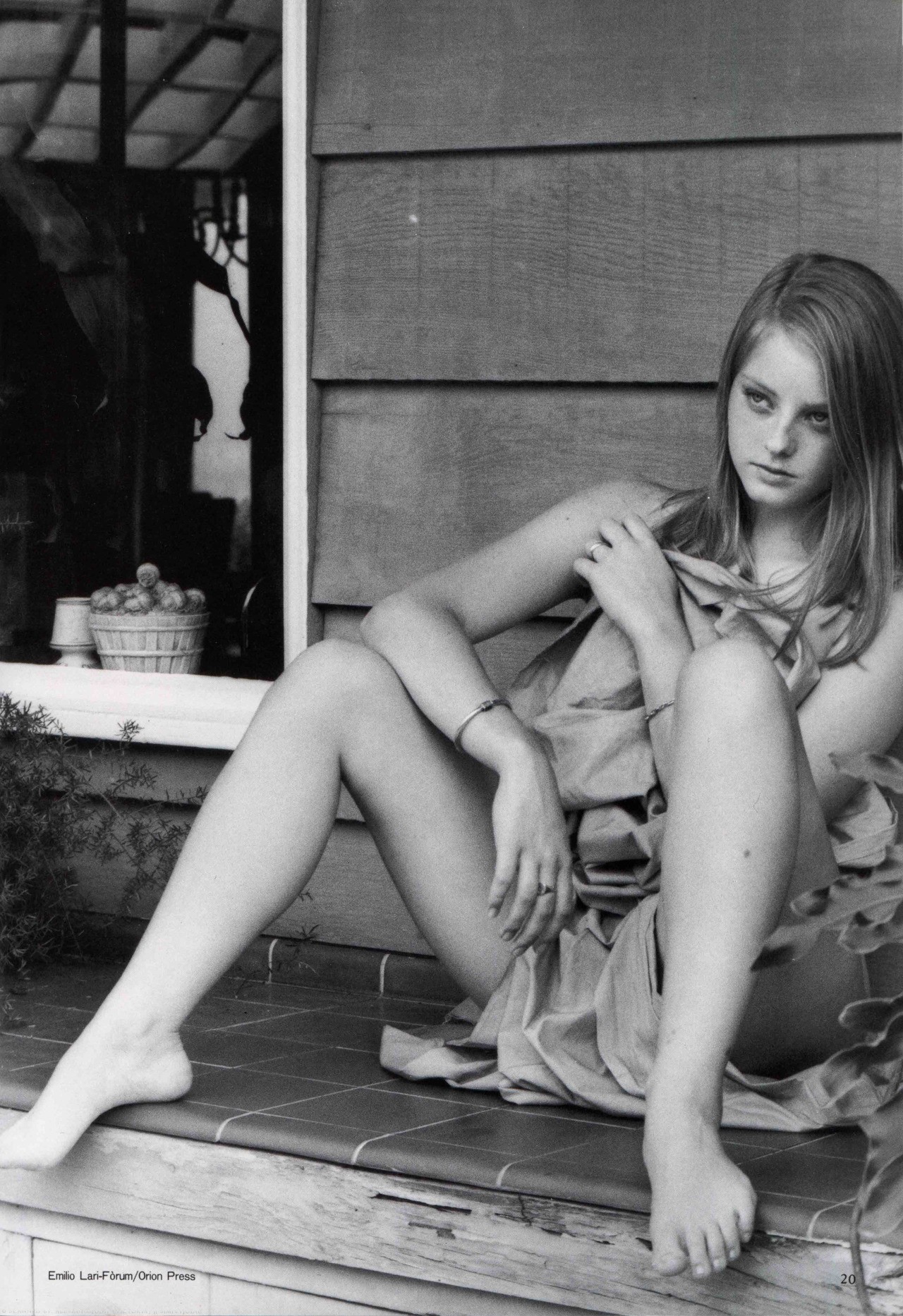 People 1280x1866 Jodie Foster women model actress monochrome barefoot portrait display