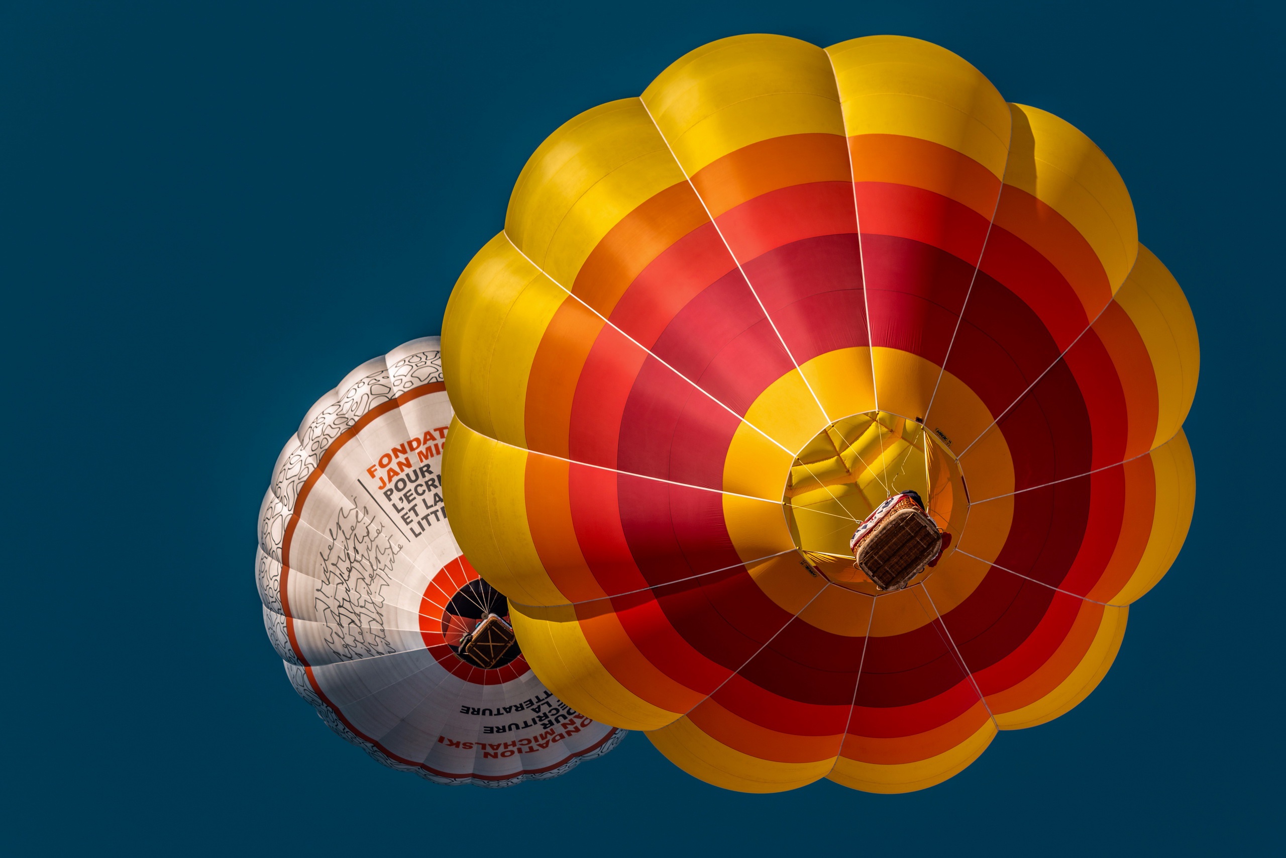 General 2560x1707 blue sky hot air balloons simple background low-angle