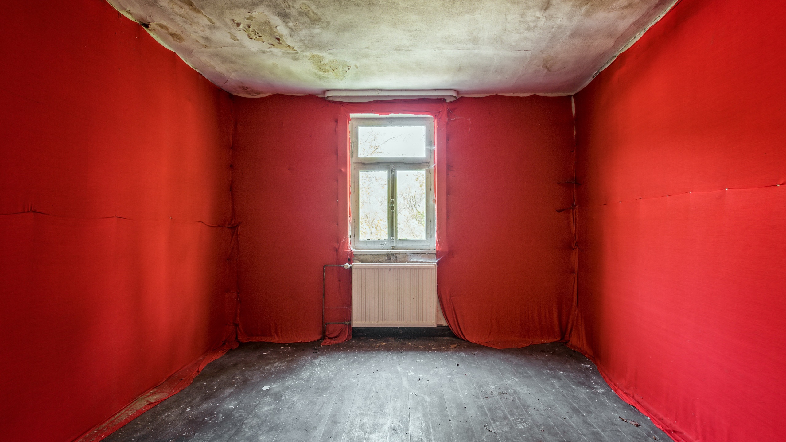 General 2560x1440 indoors room red empty  window radiator