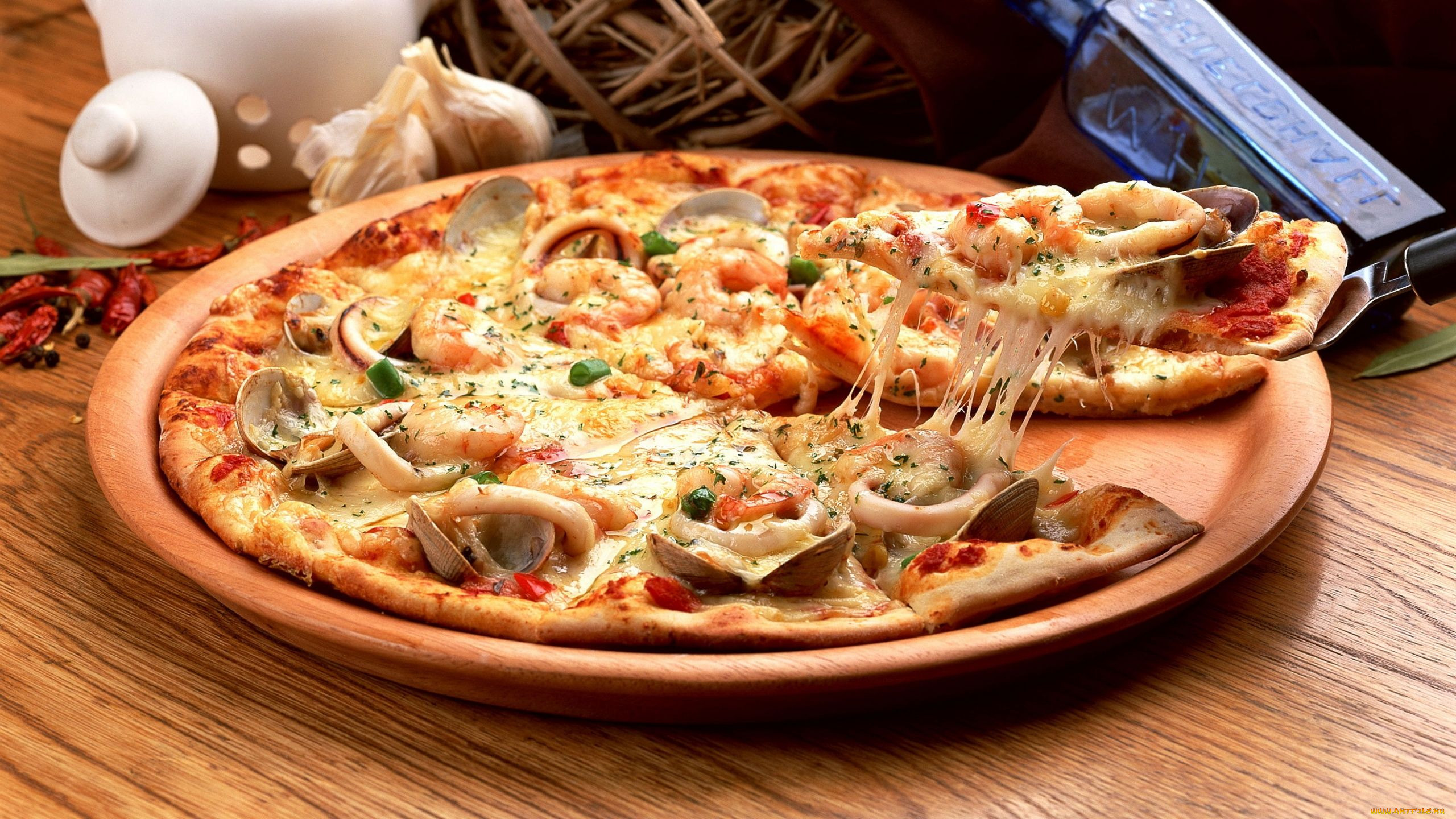 General 2560x1440 food pizza cheese closeup seafood still life garlic wooden surface