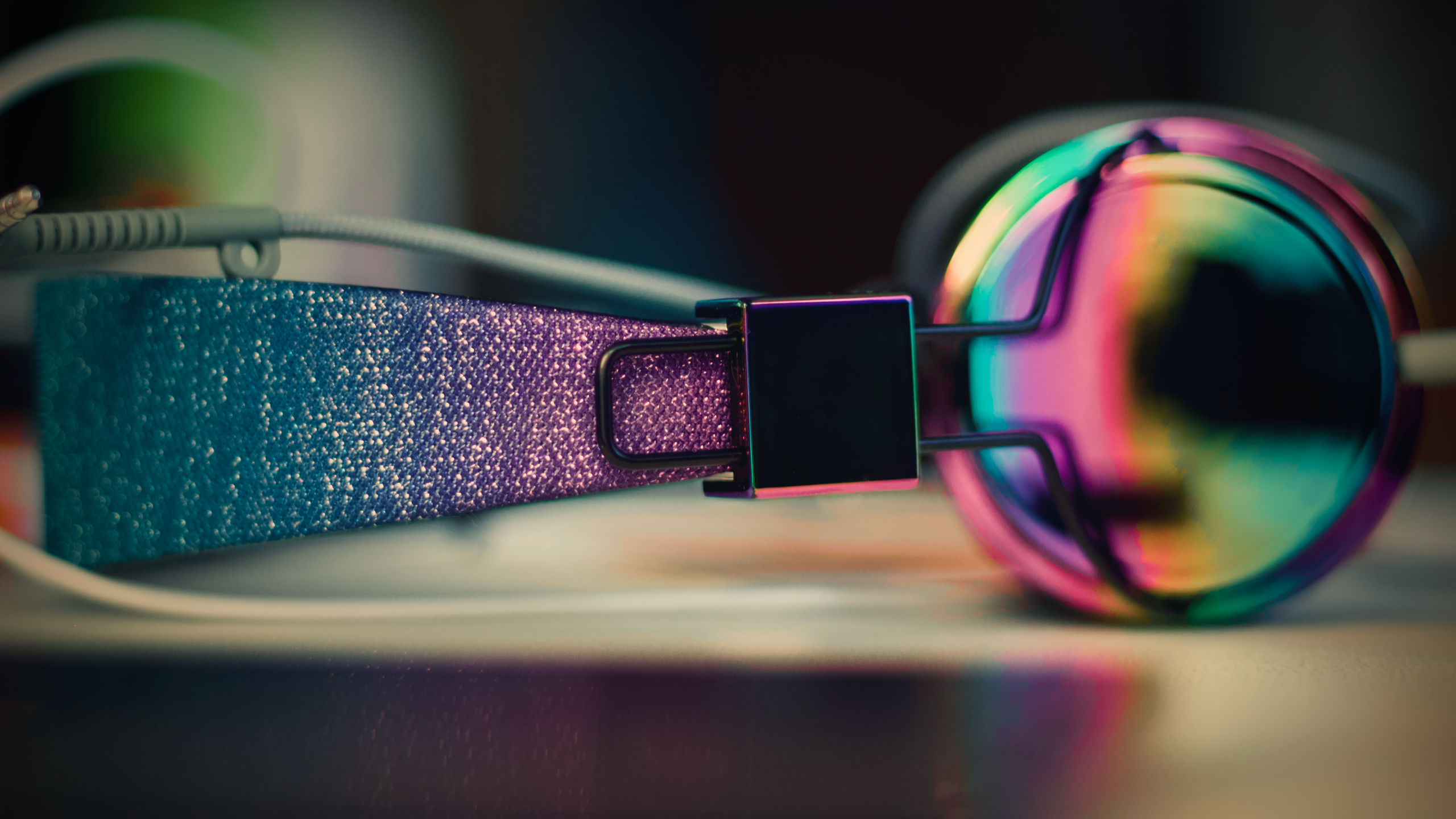 General 2560x1440 headphones music colorful closeup blurred depth of field
