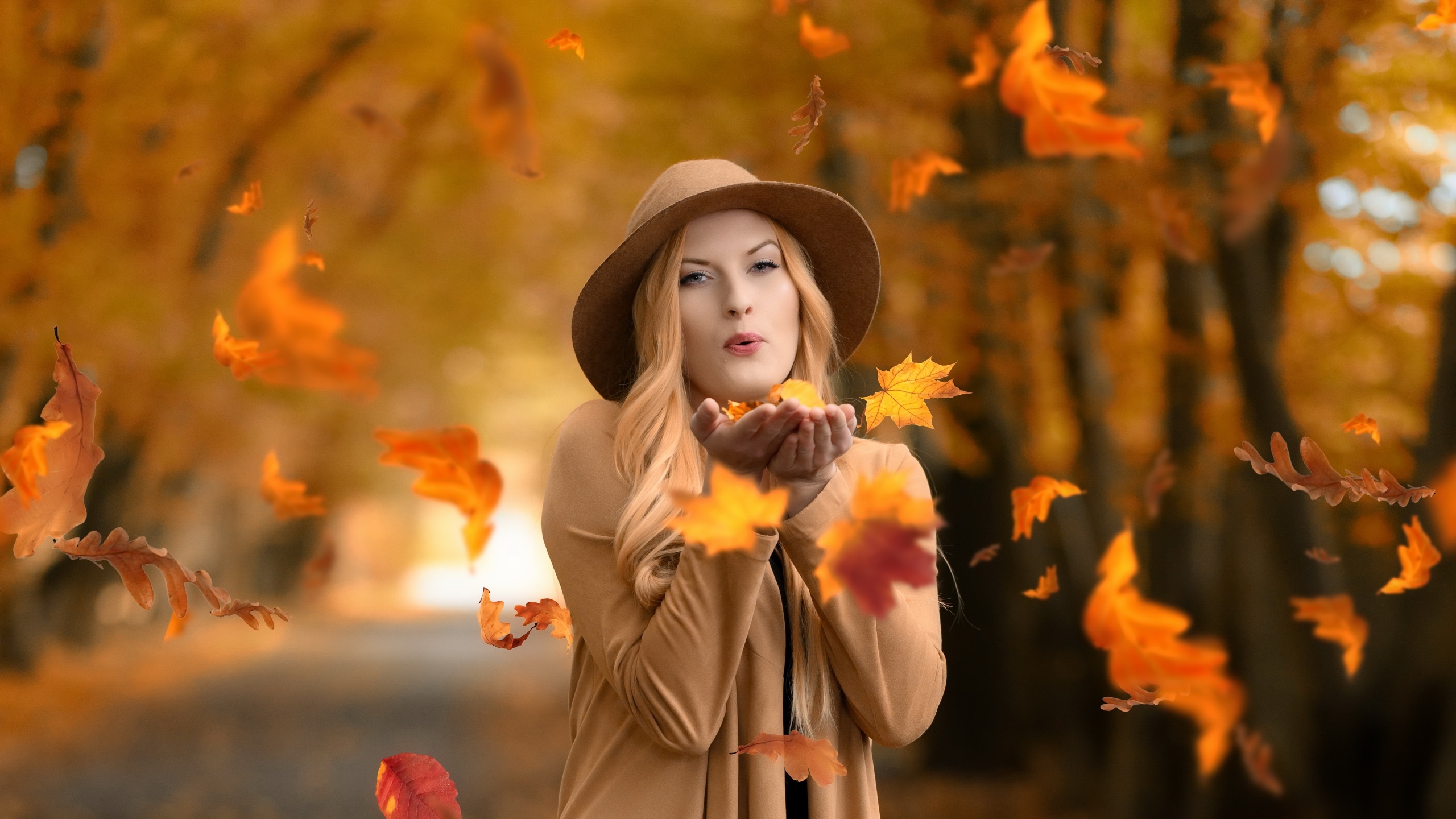 People 2560x1440 women model hat women with hats women outdoors fall outdoors makeup pale dyed hair red lipstick fallen leaves autumn women blowing kisses