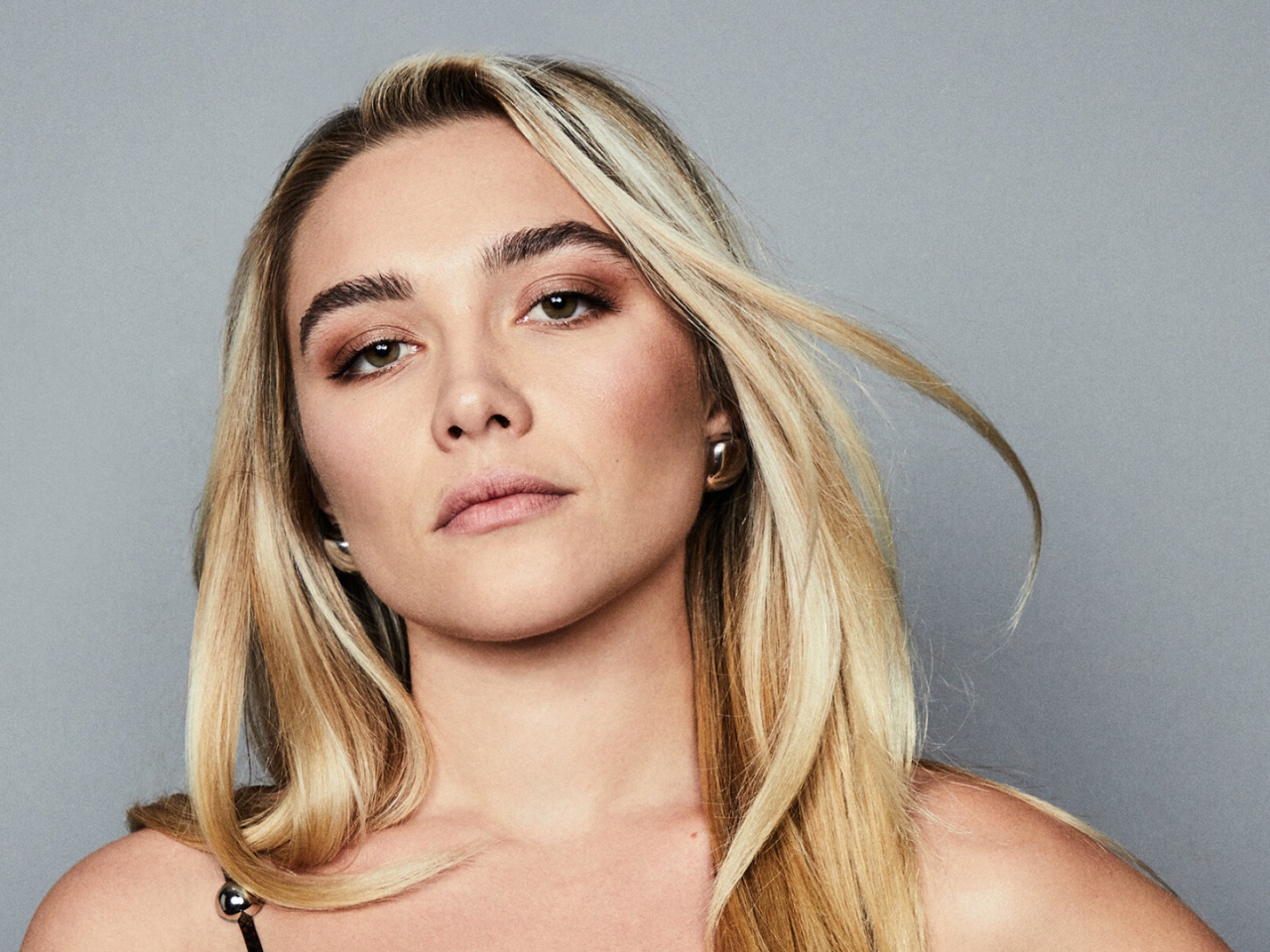 People 1280x960 Florence Pugh celebrity women simple background closed mouth earring minimalism long hair blonde makeup face
