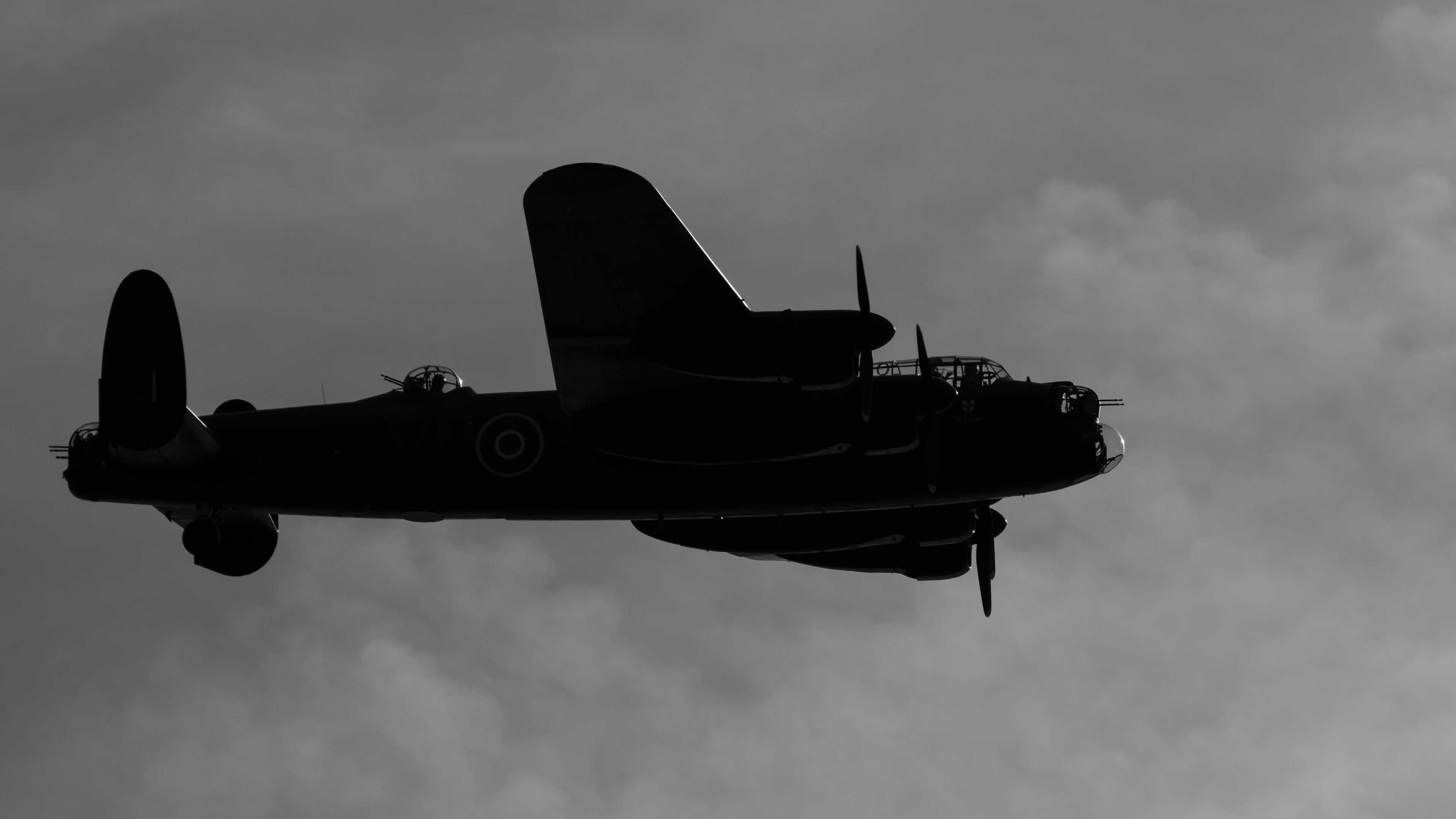 General 3840x2160 Avro Lancaster aircraft military aircraft Bomber World War II monochrome Royal Air Force history silhouette British aircraft
