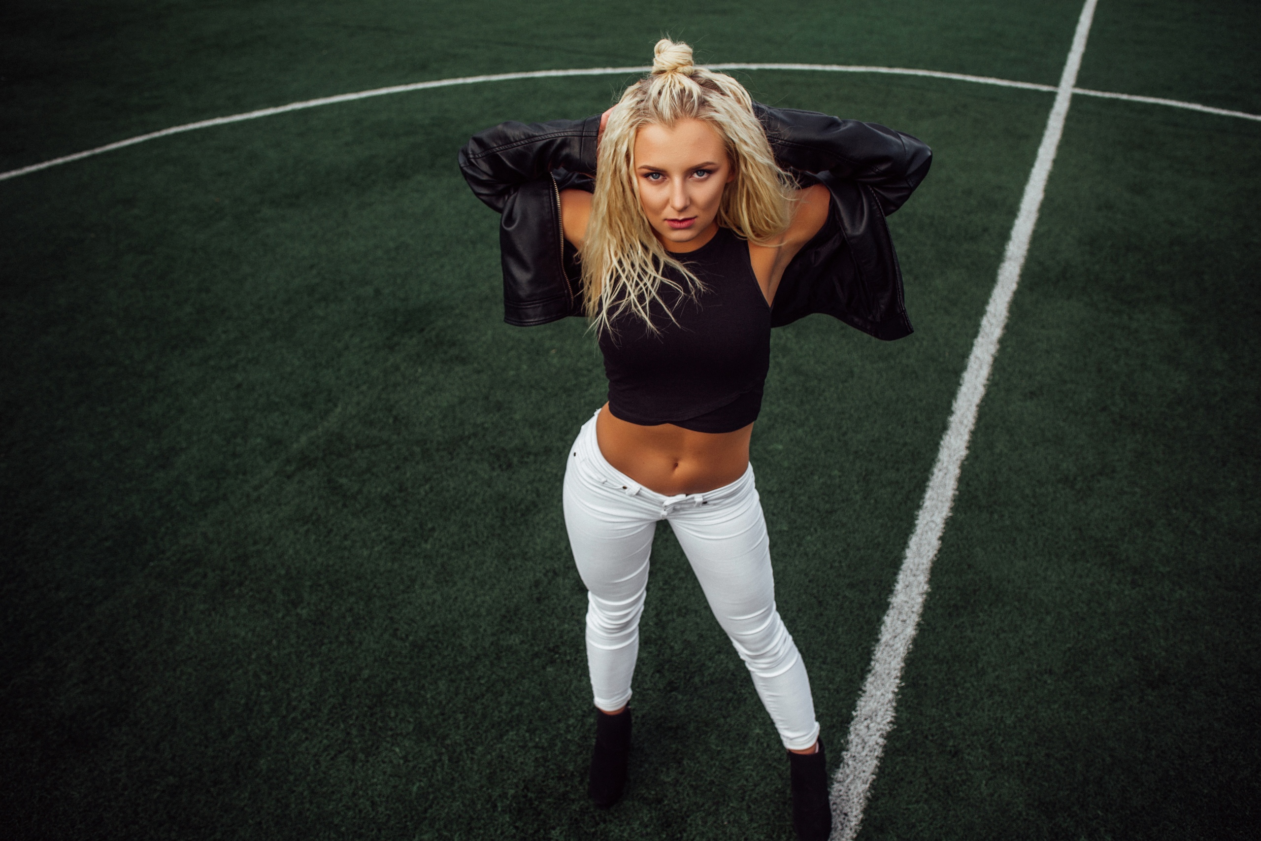 People 2560x1707 women soccer field synthetic grass jeans belly blonde black jackets leather jacket armpits