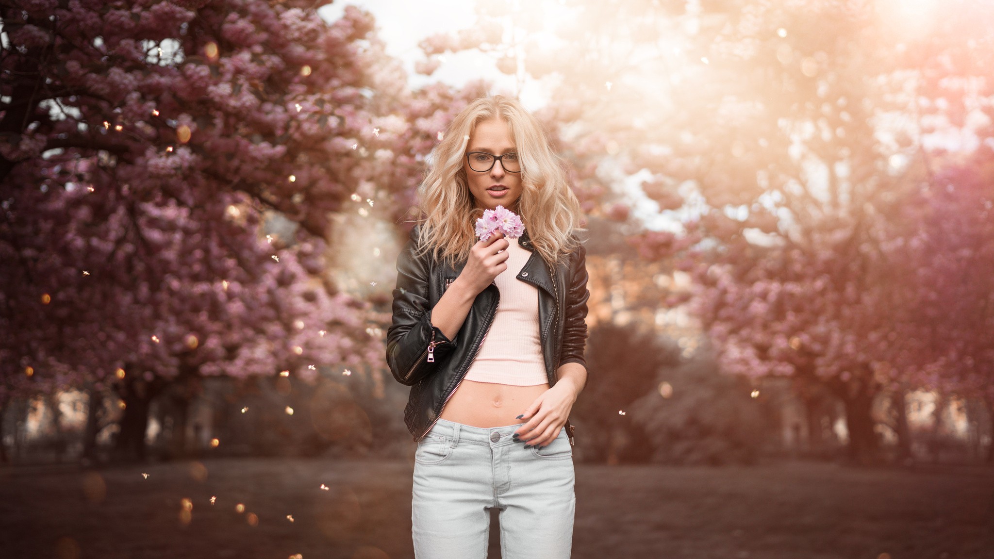People 2048x1152 women blonde model portrait trees pants jeans jacket Ivan Gorokhov flowers glasses leather jacket women with glasses standing long hair painted nails bare midriff