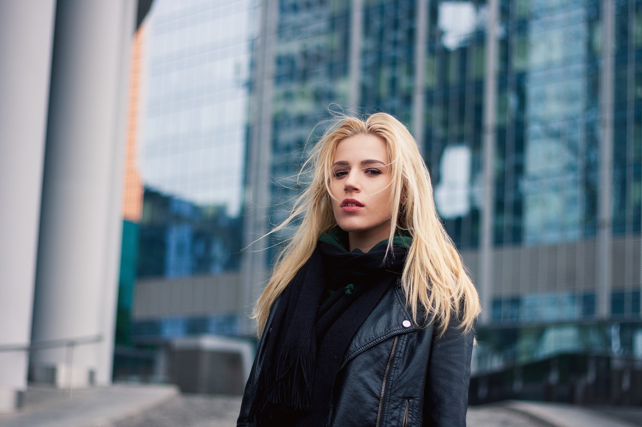 People 2048x1365 women blonde windy scarf looking at viewer women outdoors leather jacket black jackets hair in face black scarf Martin Kühn jacket urban parted lips city