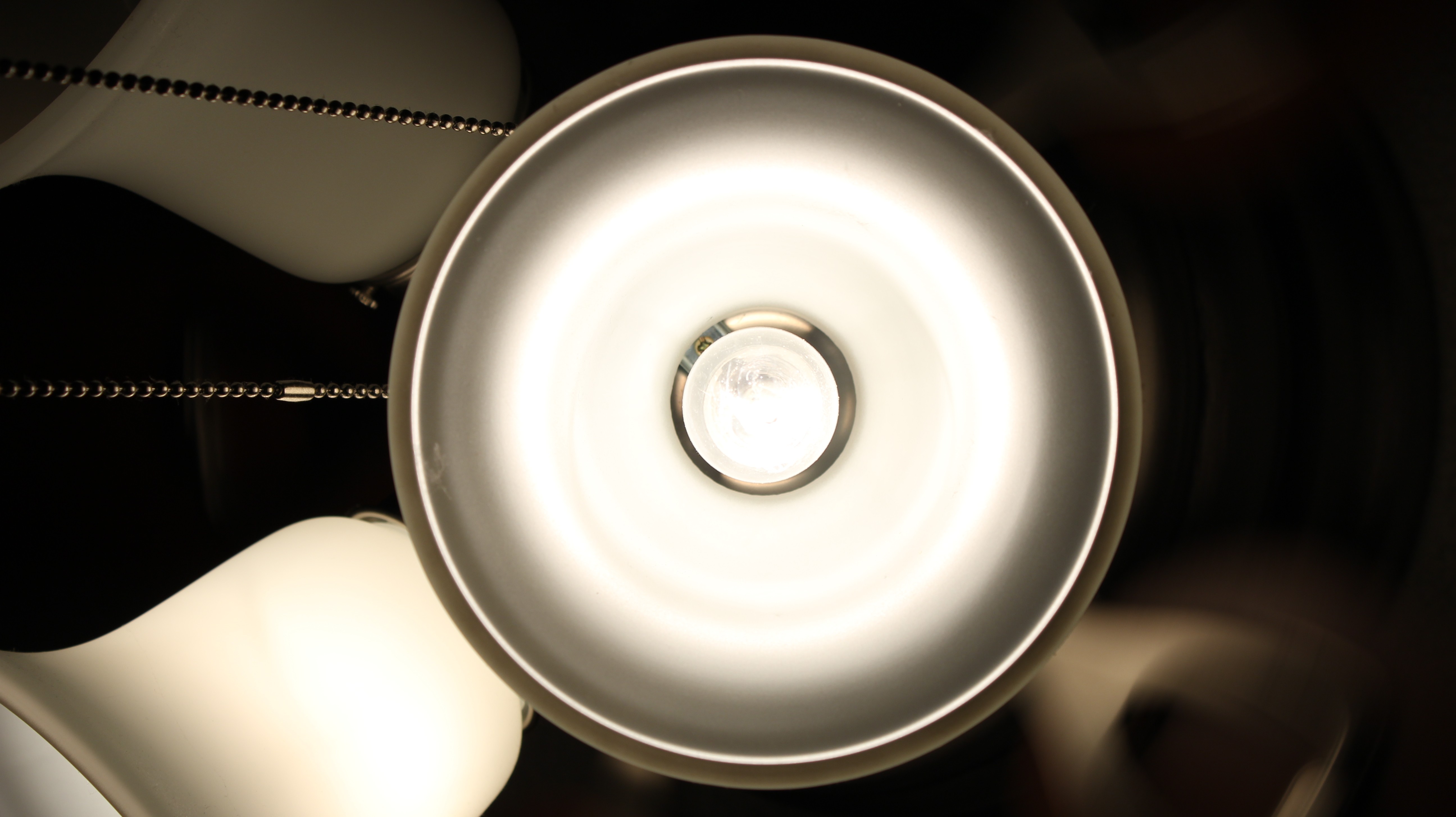 General 5184x2912 light bulb lamp lights beige technology indoors closeup