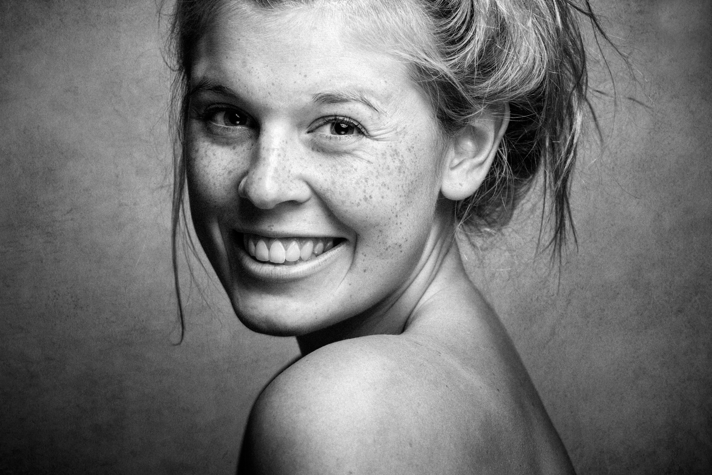 People 2500x1667 monochrome portrait face women studio women indoors indoors smiling