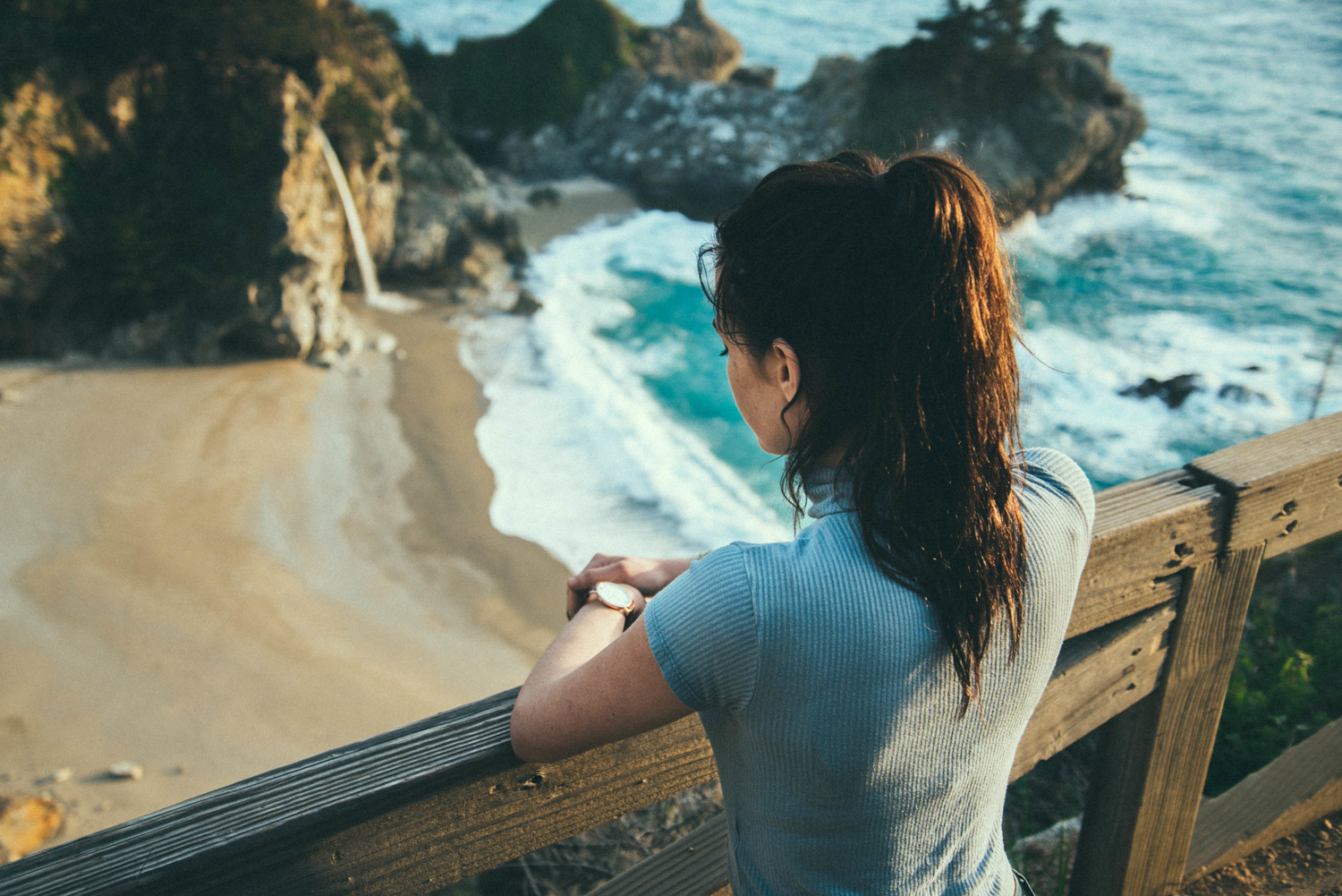 People 1500x1001 Noel Alvarenga women women outdoors back looking into the distance Chill Out sea sand photography landscape ponytail wristwatch young women Big Sur McWay Falls California USA Megan Costley