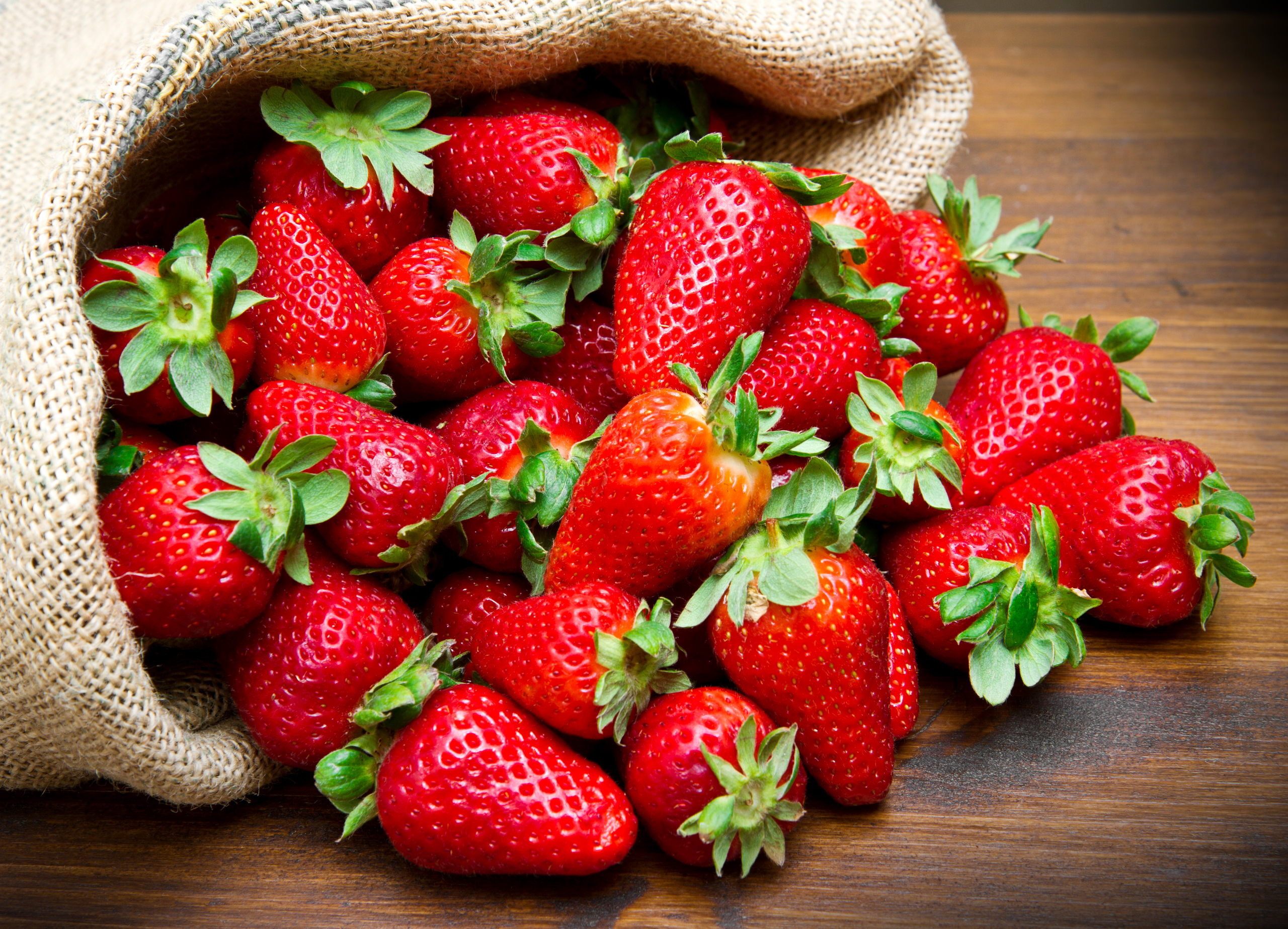 General 2560x1846 strawberries fruit food red closeup berries