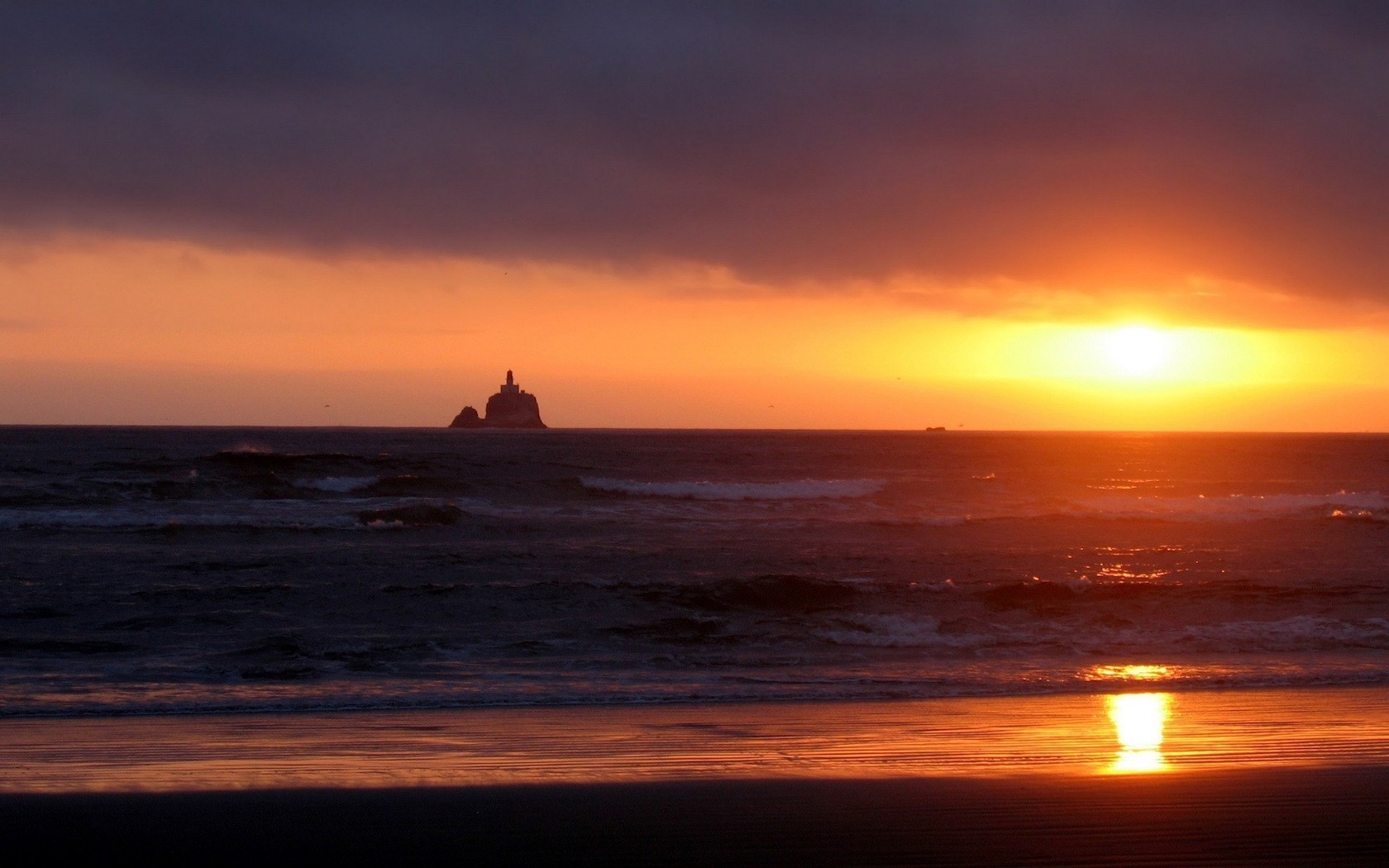 General 1680x1050 sunset sun rays beach lighthouse