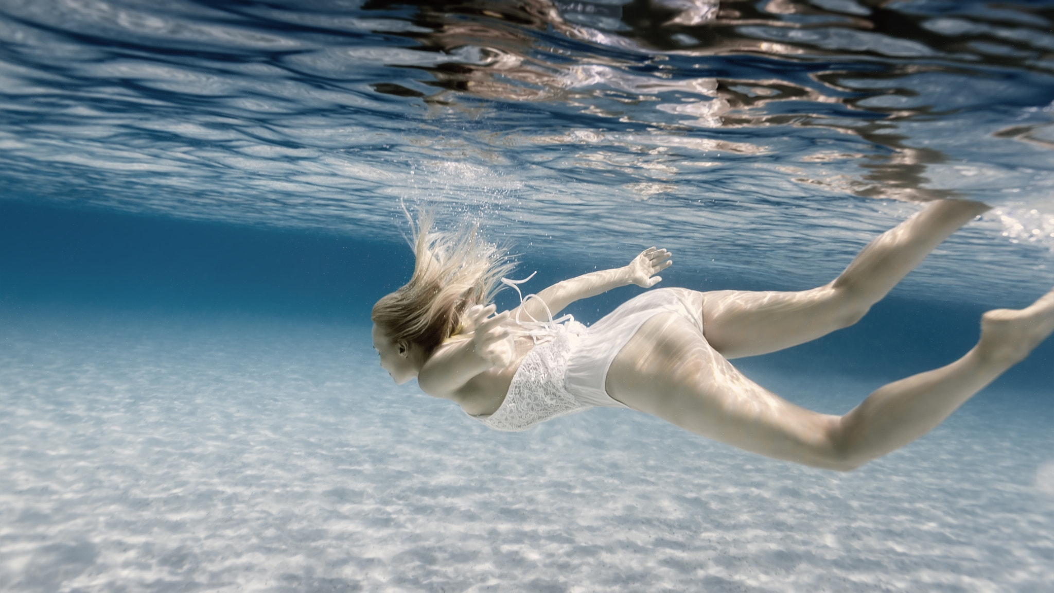 People 2048x1152 women water swimming underwater blue blonde