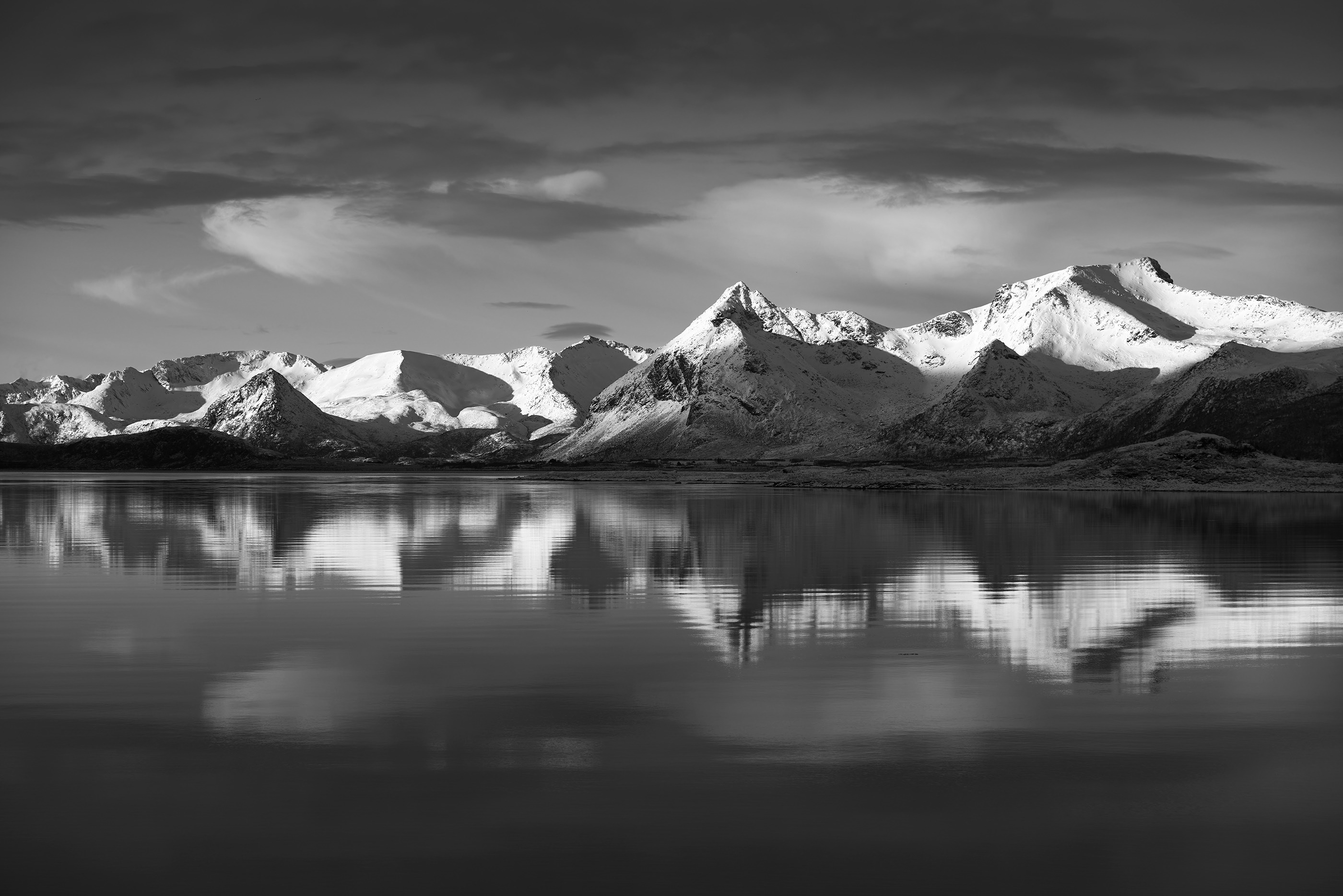 General 2800x1868 photography landscape monochrome mountains lake snow reflection water clouds sky nature