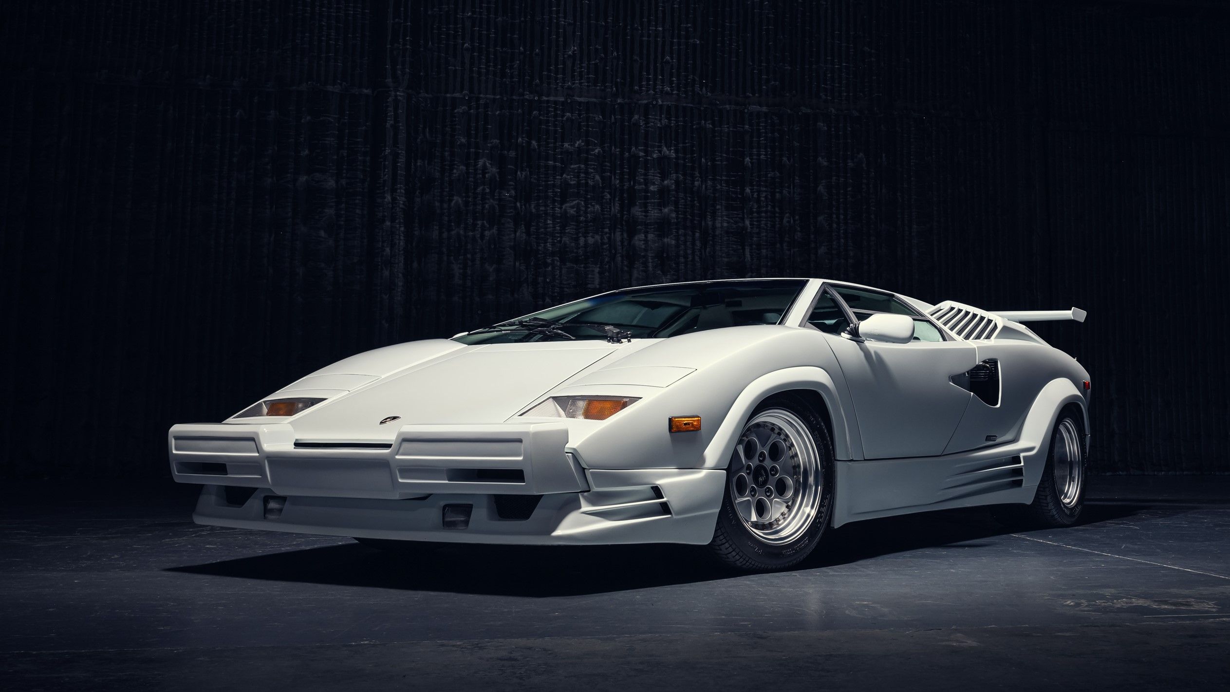 General 2526x1421 Lamborghini Countach Countach 25th Anniversary white cars photography car frontal view vehicle simple background italian cars Volkswagen Group