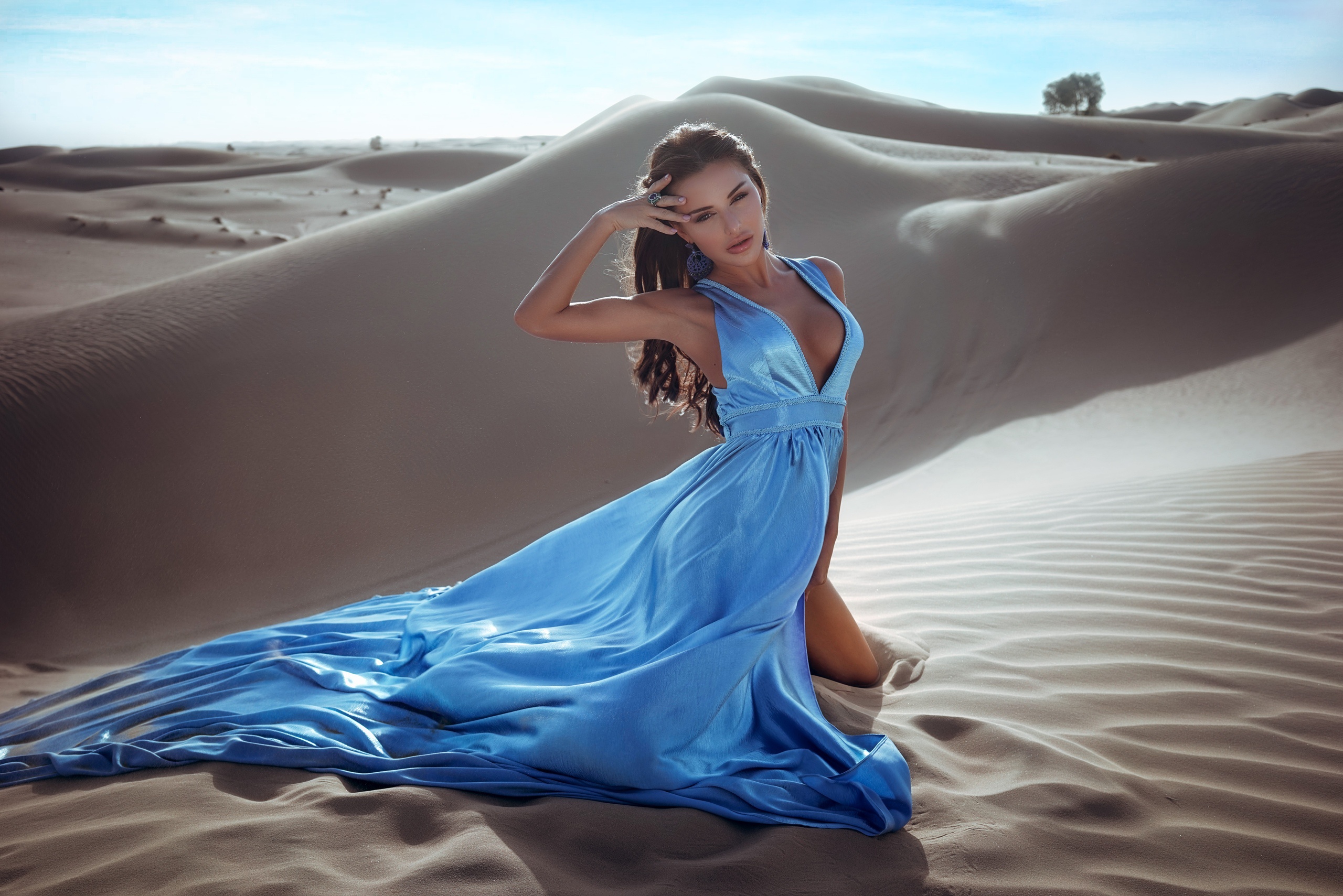 People 2560x1709 women dress blue dress model desert women outdoors brunette kneeling sensual gaze looking at viewer