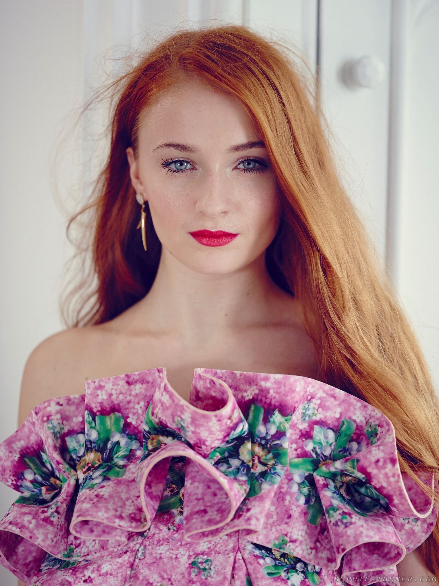 People 1499x2000 Sophie Turner women redhead actress blue eyes lipstick indoors looking at viewer long hair makeup frontal view