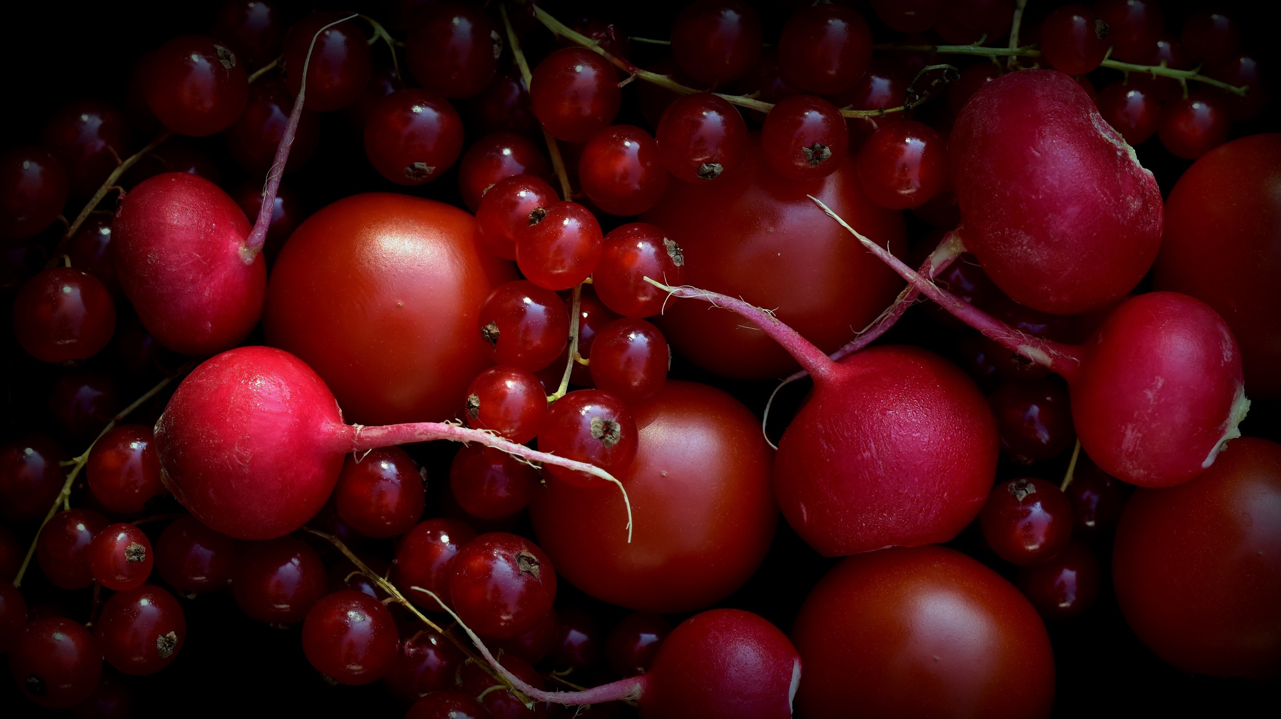 General 2560x1438 red food fruit vegetables radish tomatoes red currant closeup