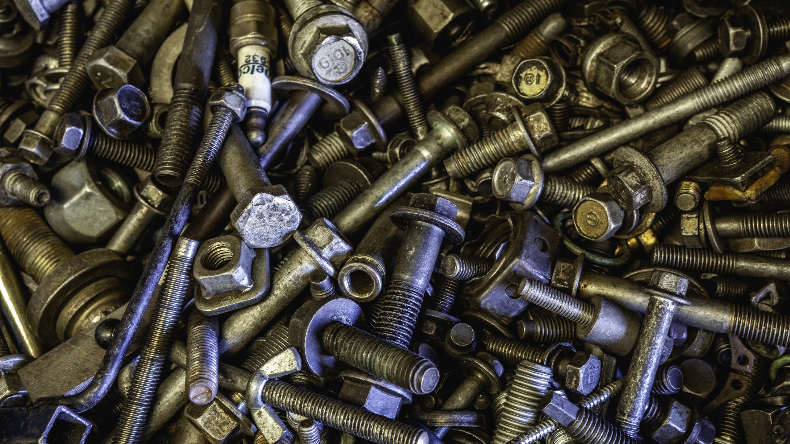 General 2560x1440 macro metal screws 