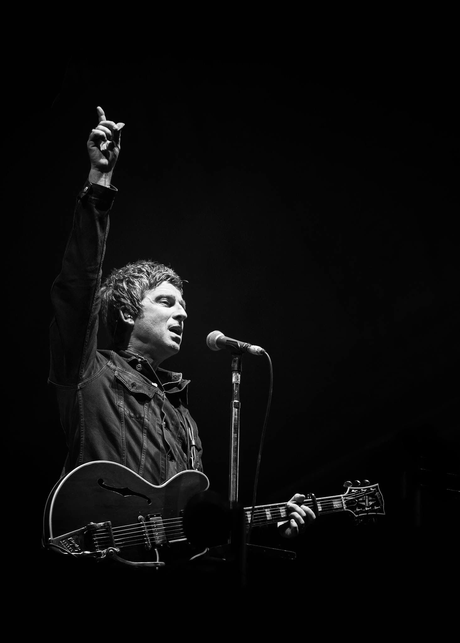 People 1466x2048 men Noel Gallagher Oasis (band) concerts monochrome microphone electric guitar Gibson simple background rock music