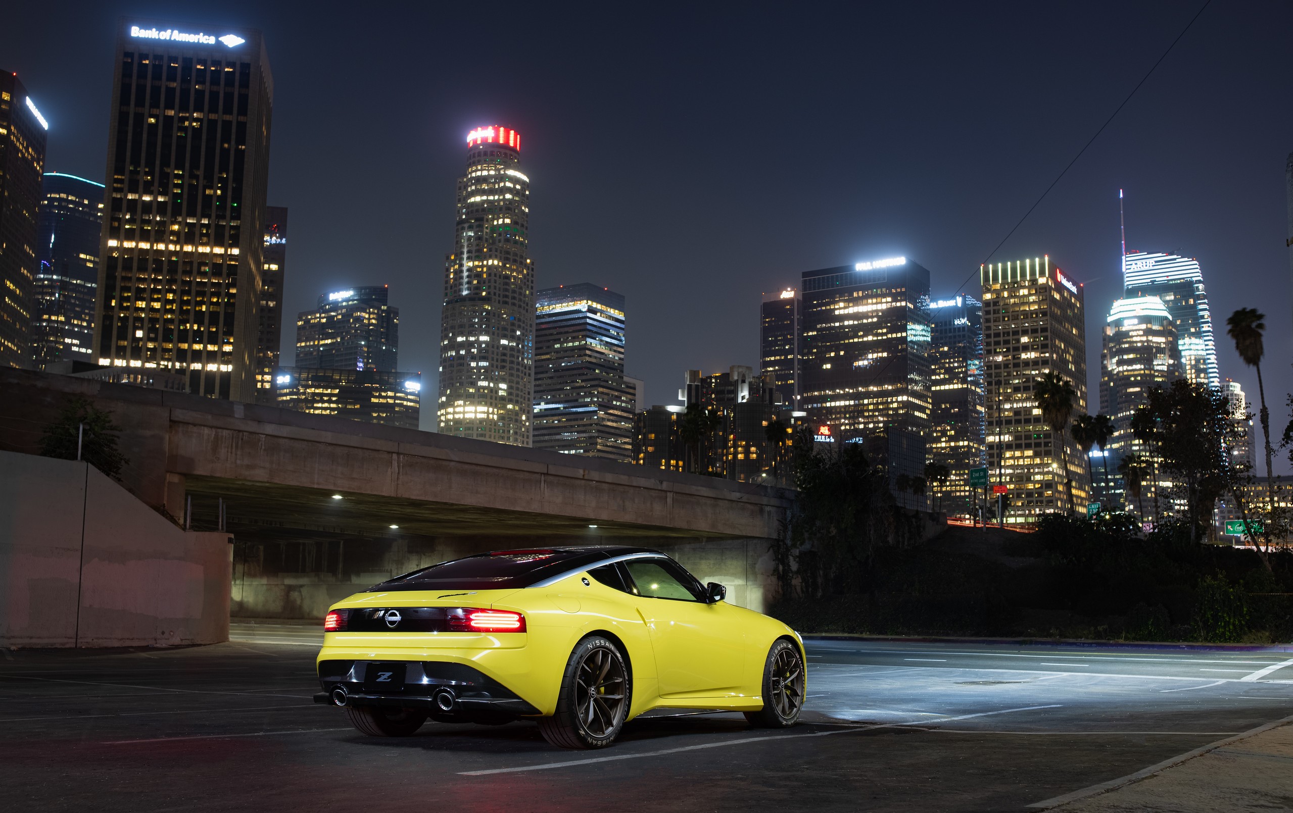 General 2559x1610 Nissan 400Z yellow cars Japanese cars sports car city city lights night Larry Chen Nissan rear view taillights building skyscraper headlights vehicle