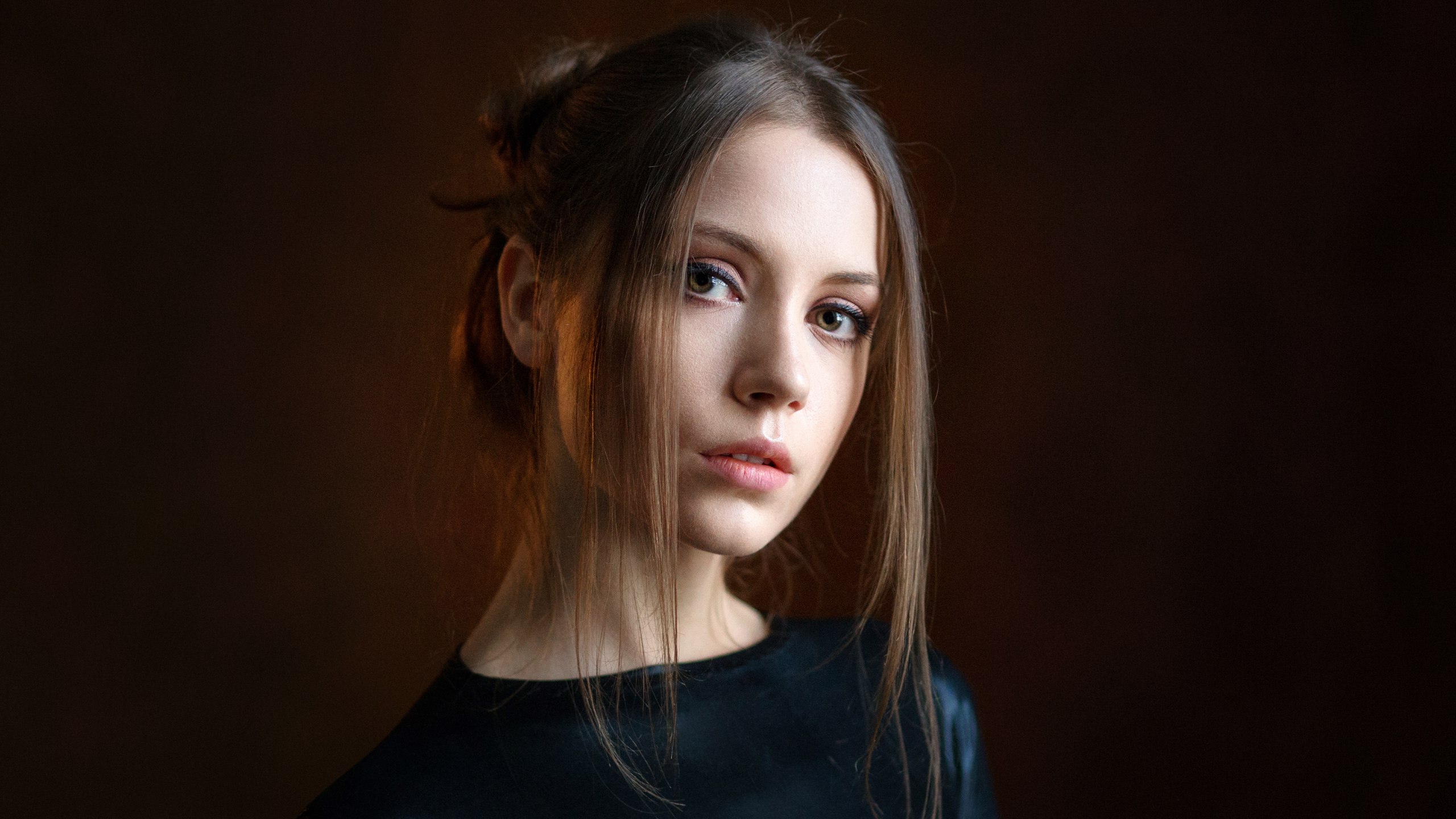 People 2560x1440 Alexey Kishechkin women Ksenia Kokoreva brunette makeup looking at viewer portrait simple background