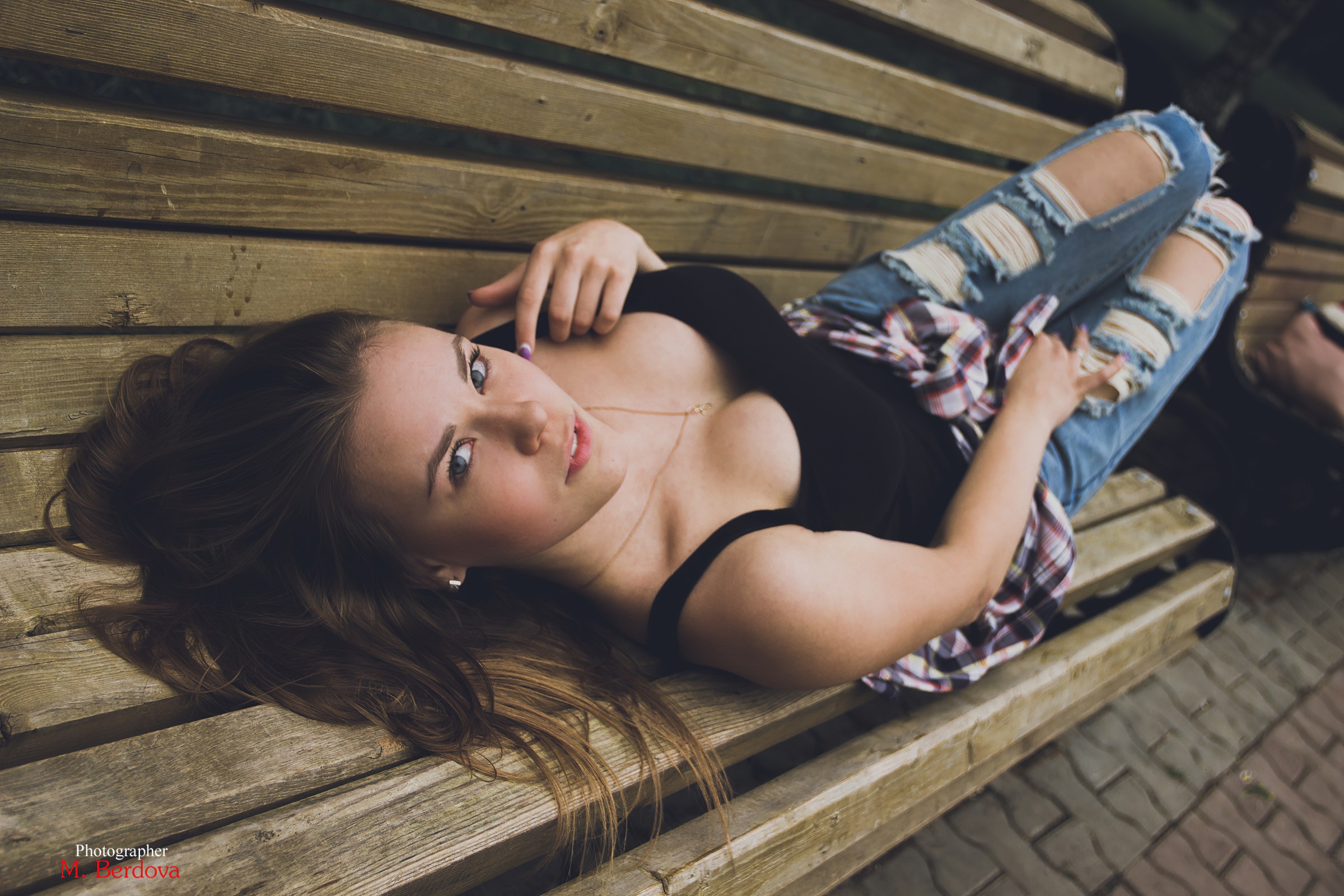 People 2400x1600 women model red lipstick black top cleavage jeans lying down looking at viewer women outdoors