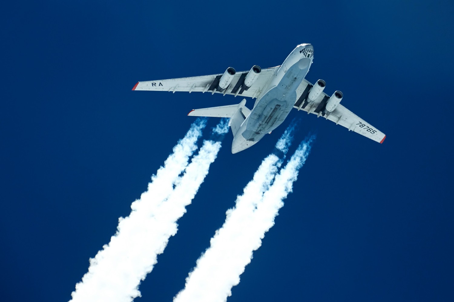 General 1500x1000 Il-76 aircraft airplane contrails vehicle blue background clear sky Ilyushin Russian/Soviet aircraft sky simple background flying smoke bottom view worm's eye view