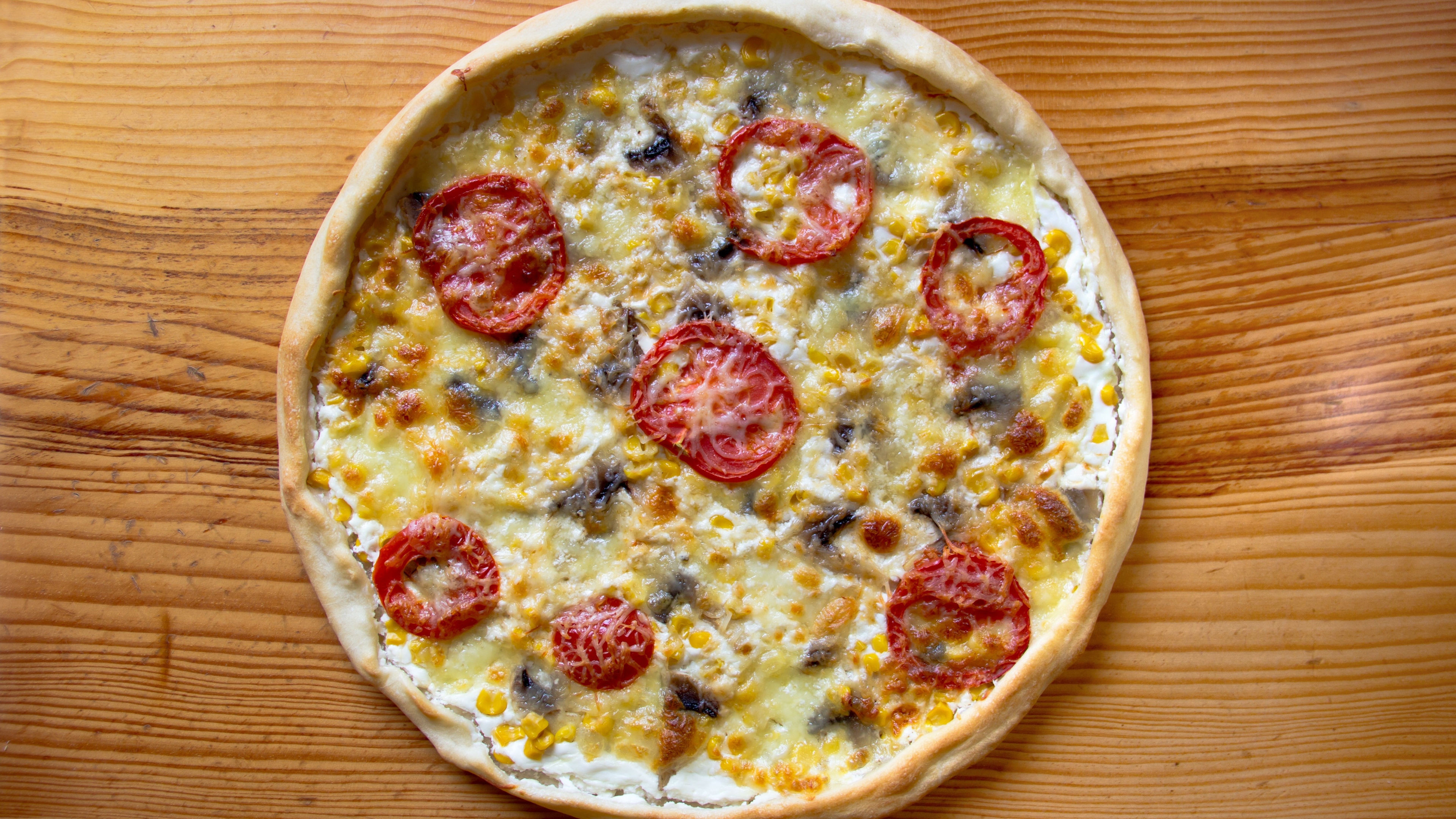 General 3840x2160 pizza food tomatoes wooden surface cheese