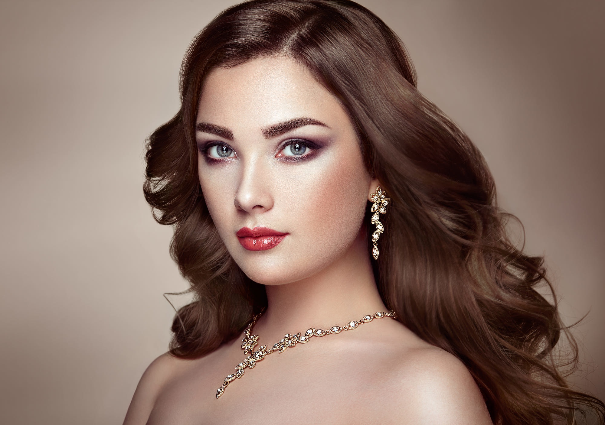 People 2000x1406 women model portrait face red lipstick necklace brunette glamour simple background closeup
