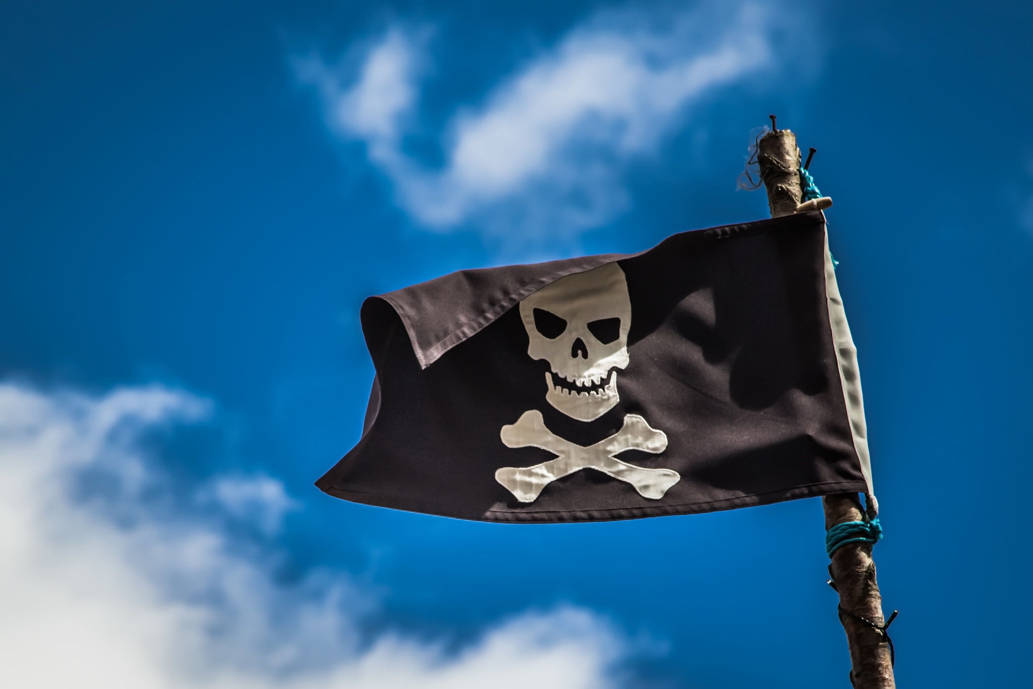 General 2048x1366 flag pirates blue skull